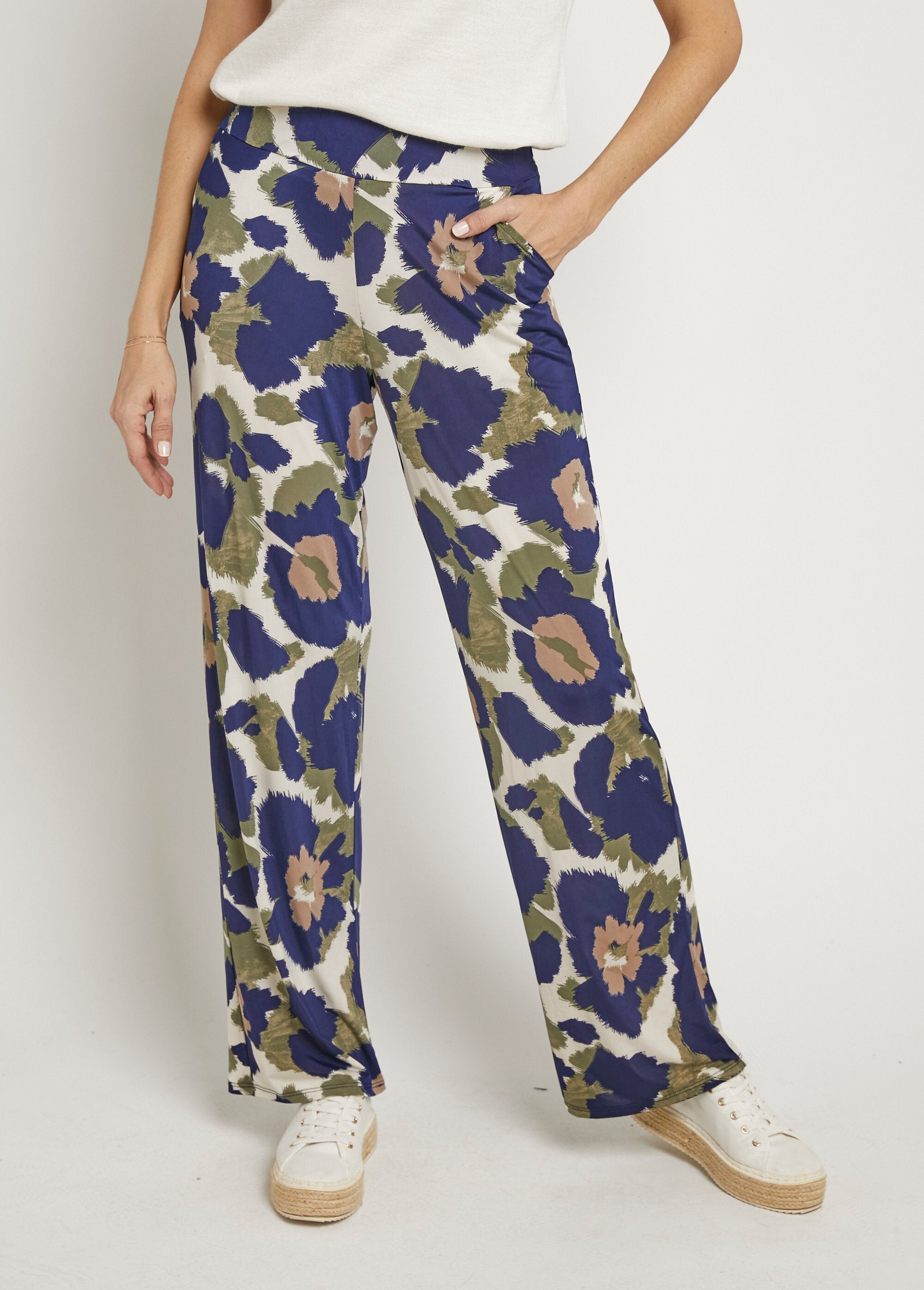 Pantalones_elásticos_fluidos_con_estampado_floral_elegante_Azul_marino_y_caqui_FA1_slim