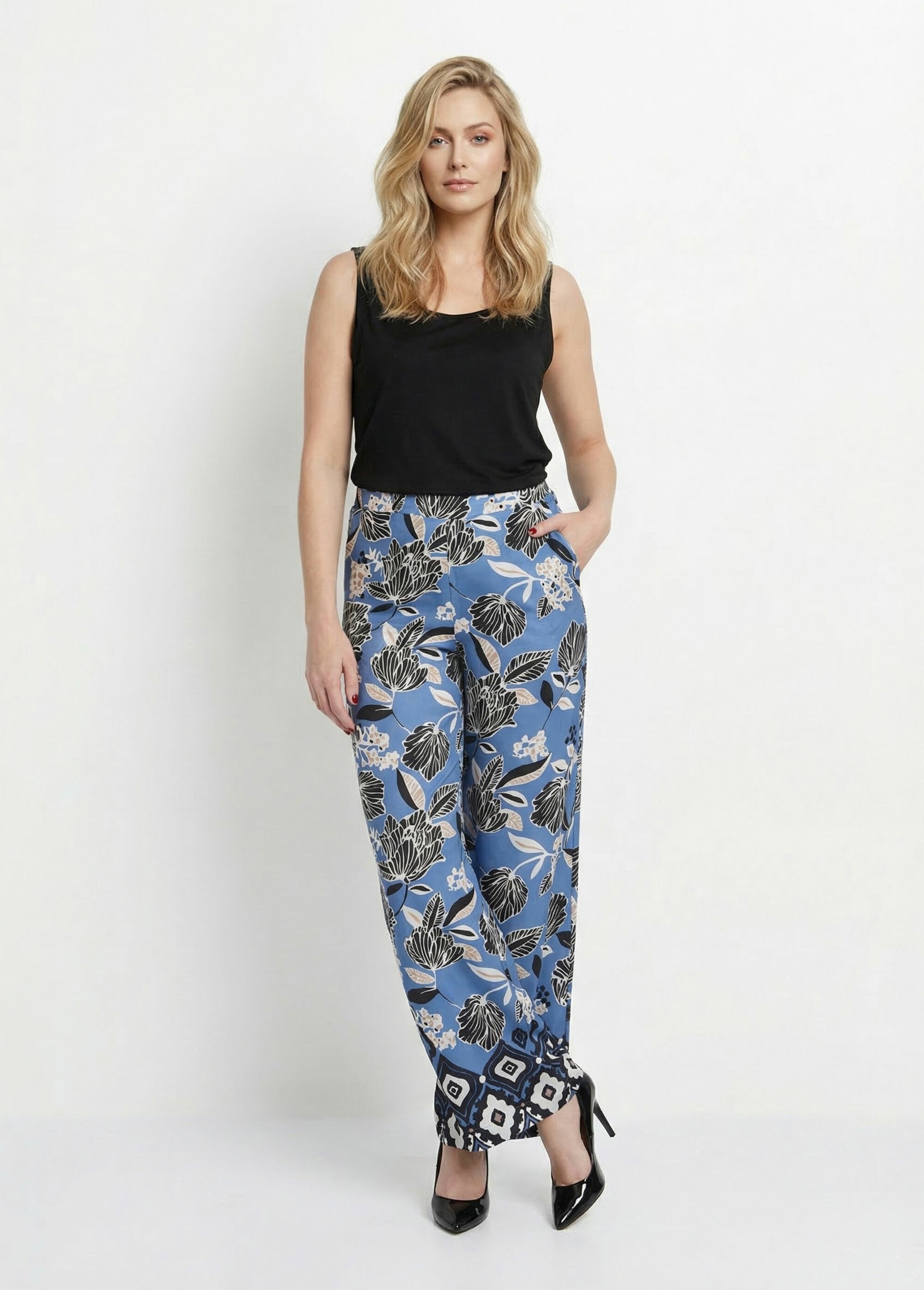 Pantalones_de_satén_con_estampado_floral_oriental._Impresiones_azules_SF1_slim