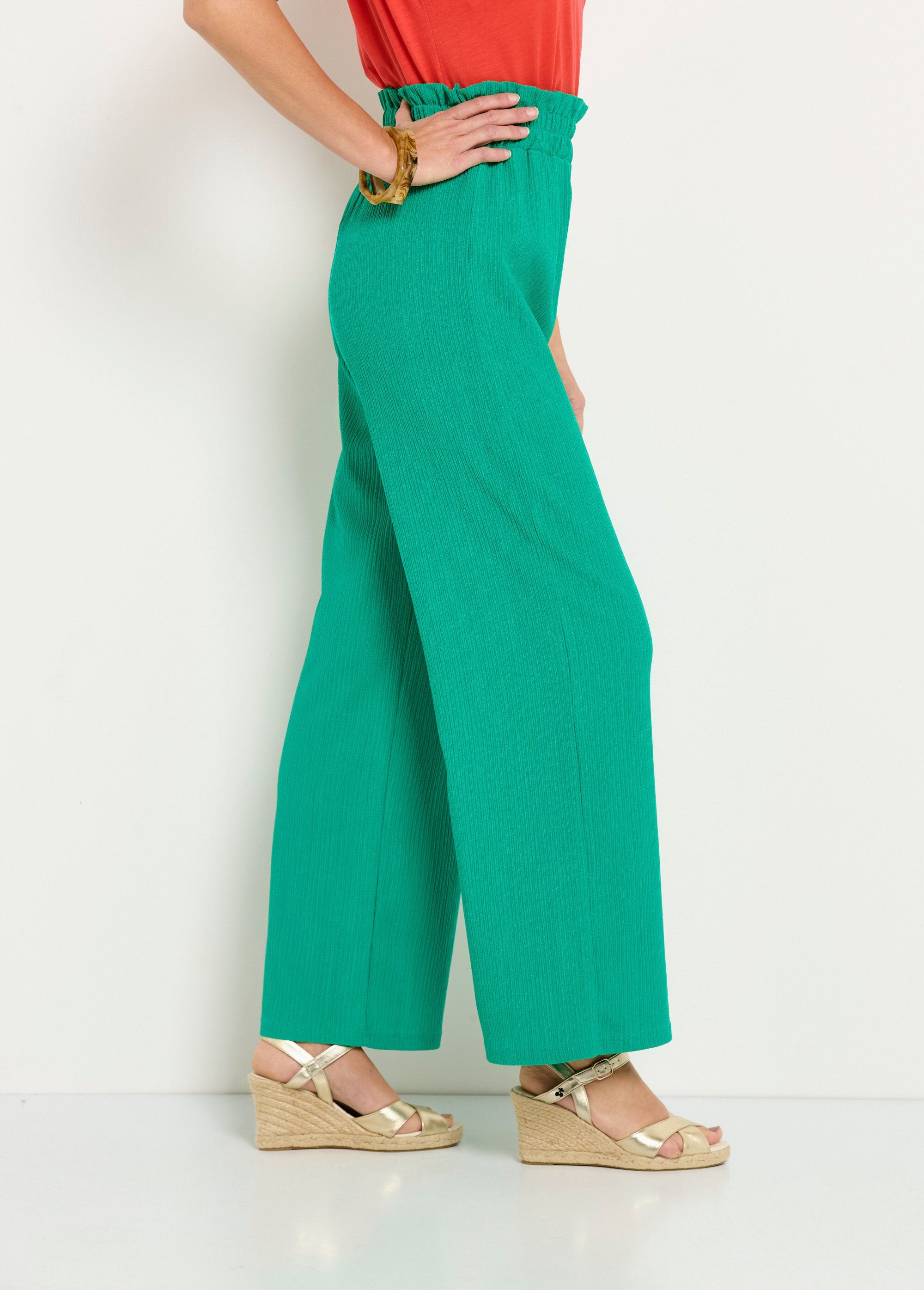 Pantalón_verde_con_cinturilla_elástica_ancha_y_malla_en_relieve_Verde_DR1_slim