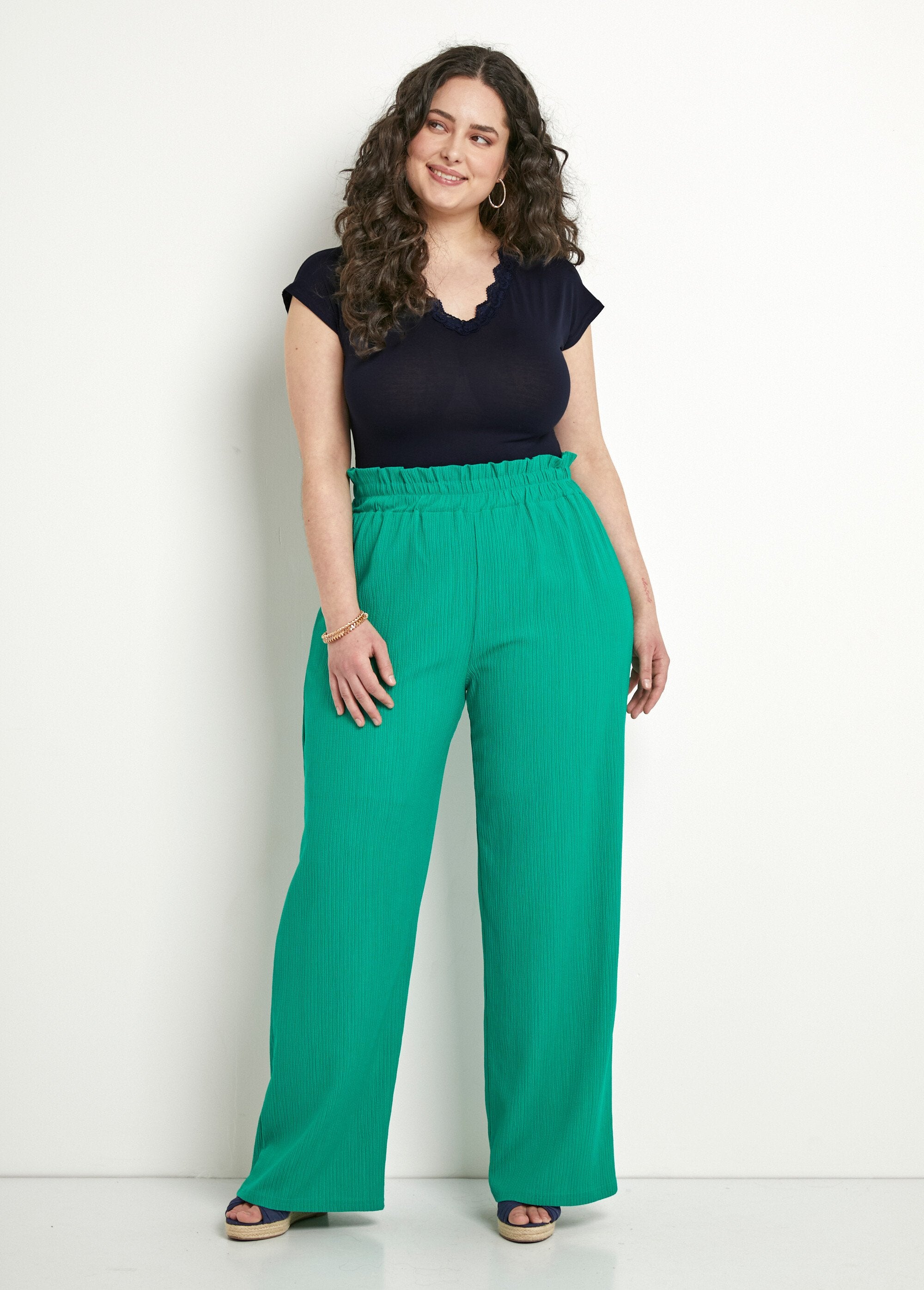 Pantalón_verde_con_cinturilla_elástica_ancha_y_malla_en_relieve_Verde_SF1_curvy
