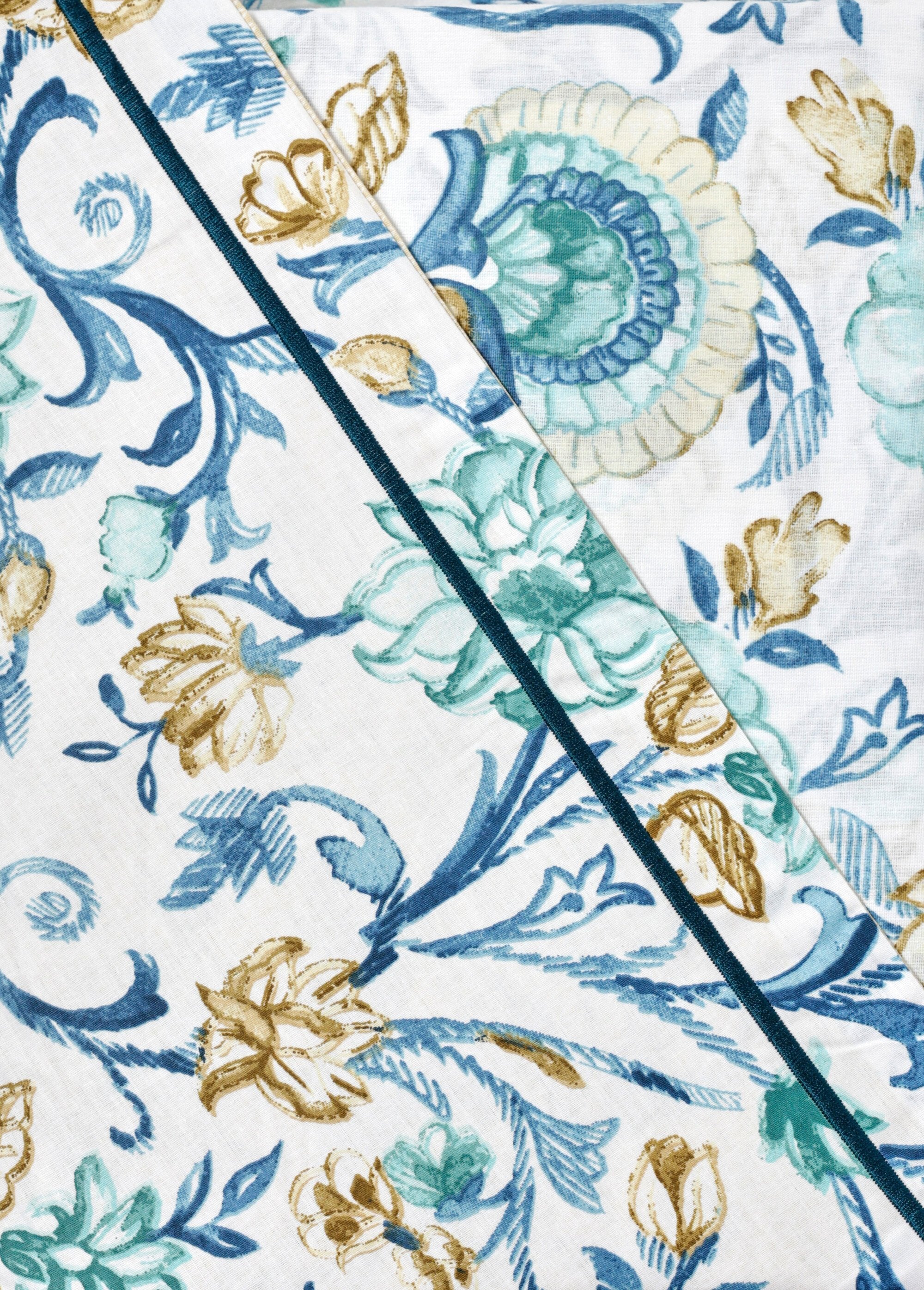 Juego_de_cama_de_4_piezas_con_sábana_encimera,_camelias_Azul_DO1_slim