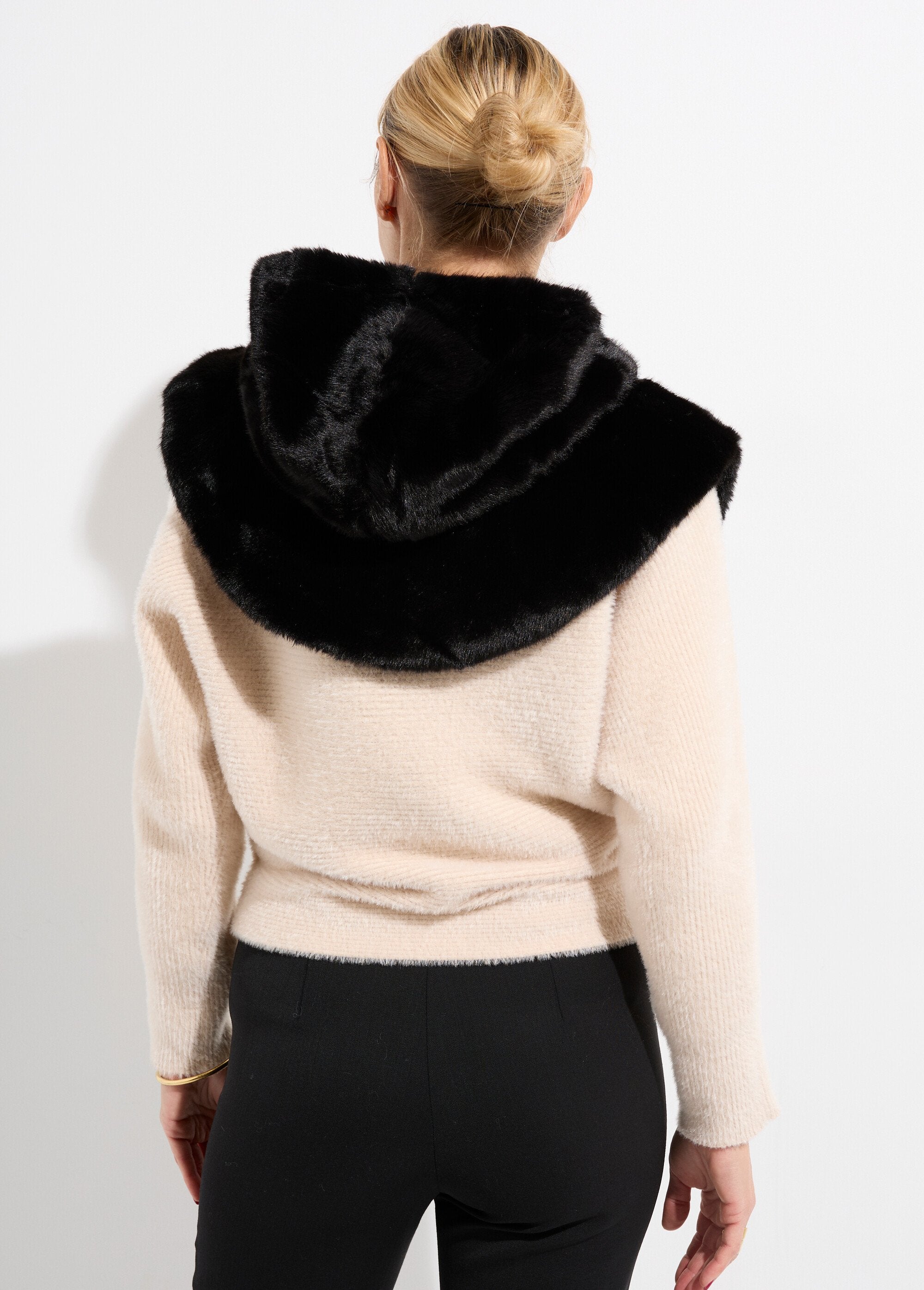 Babero_con_capucha_y_cremallera_de_piel_sintética_Negro_DO1_slim