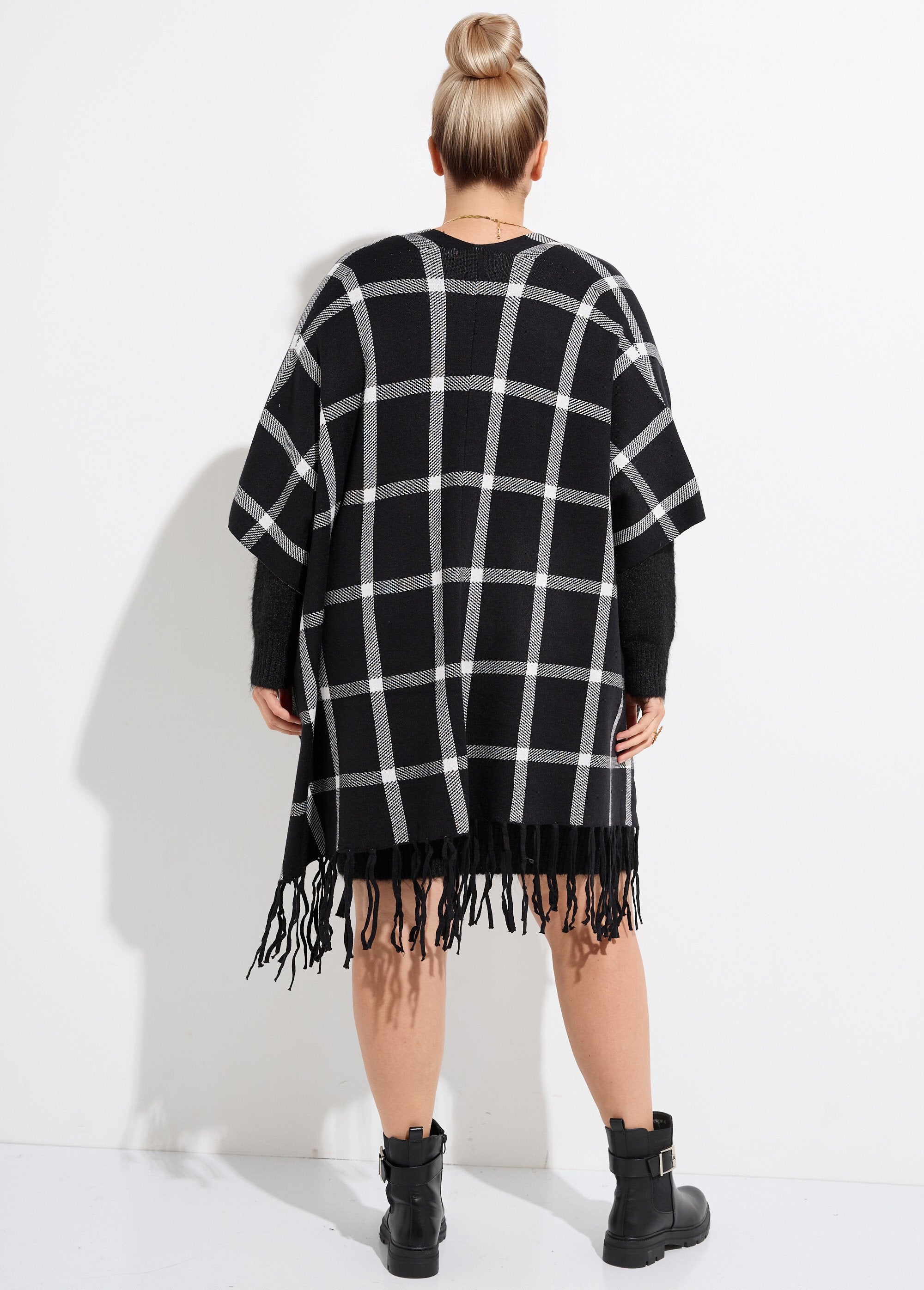 Poncho_capa_de_punto_con_estampado_de_cuadros_Azulejos_negros_DO1_curvy