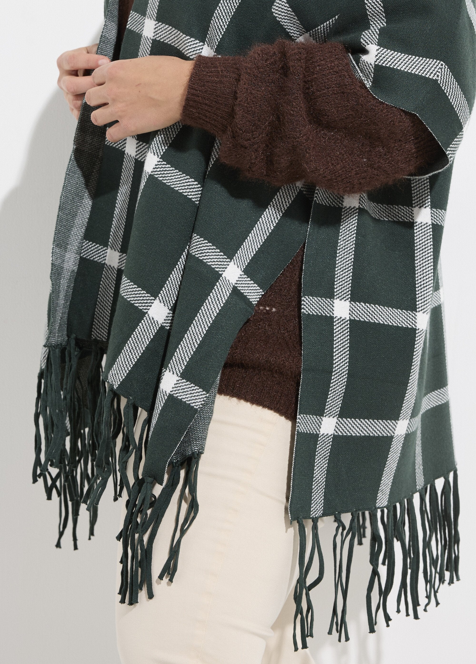 Poncho_capa_de_punto_con_estampado_de_cuadros_Azulejos_verdes_DE1_curvy