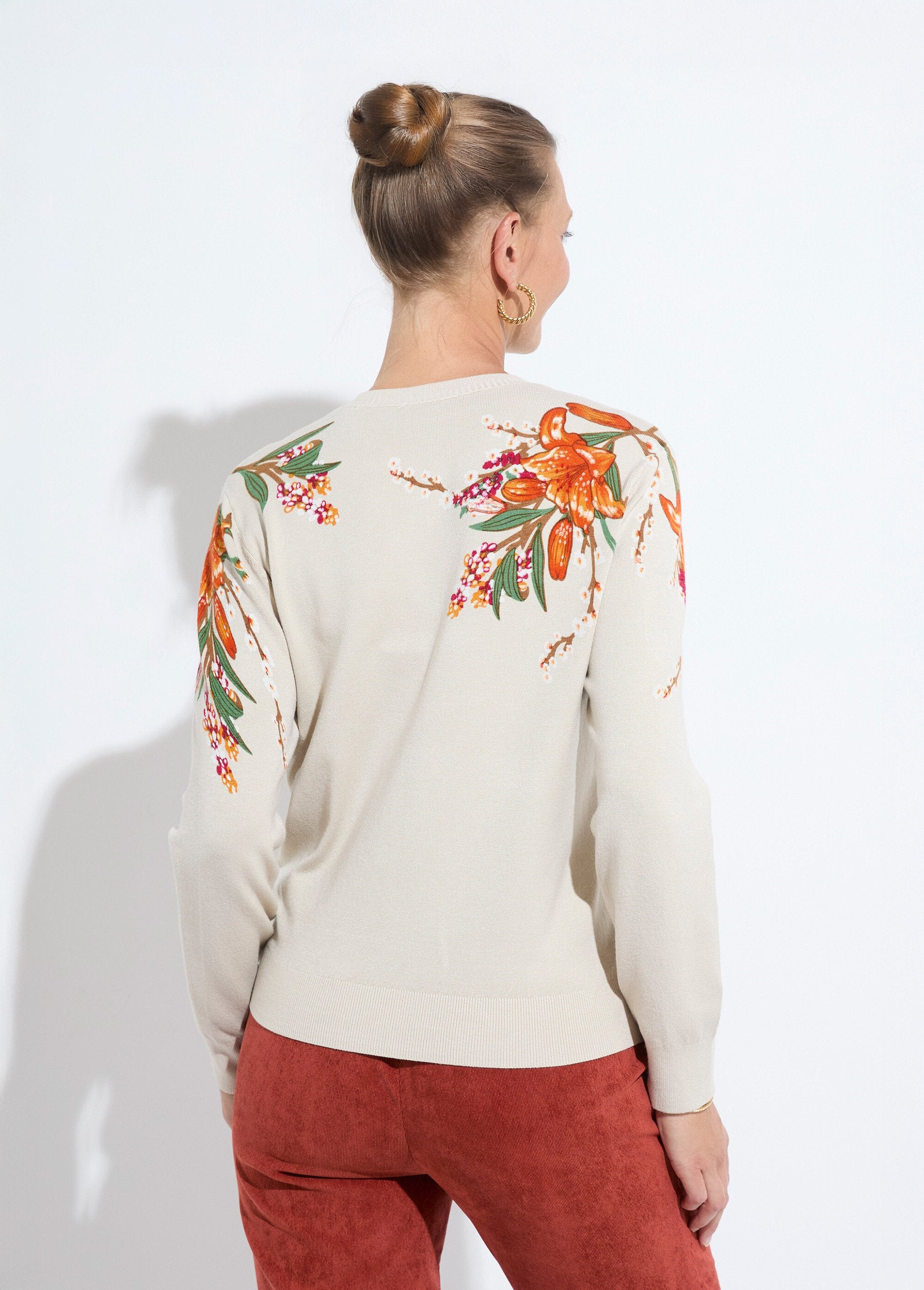Suéter_cálido_de_manga_larga_con_estampado_floral_y_cuello_redondo_Beige_DO1_slim