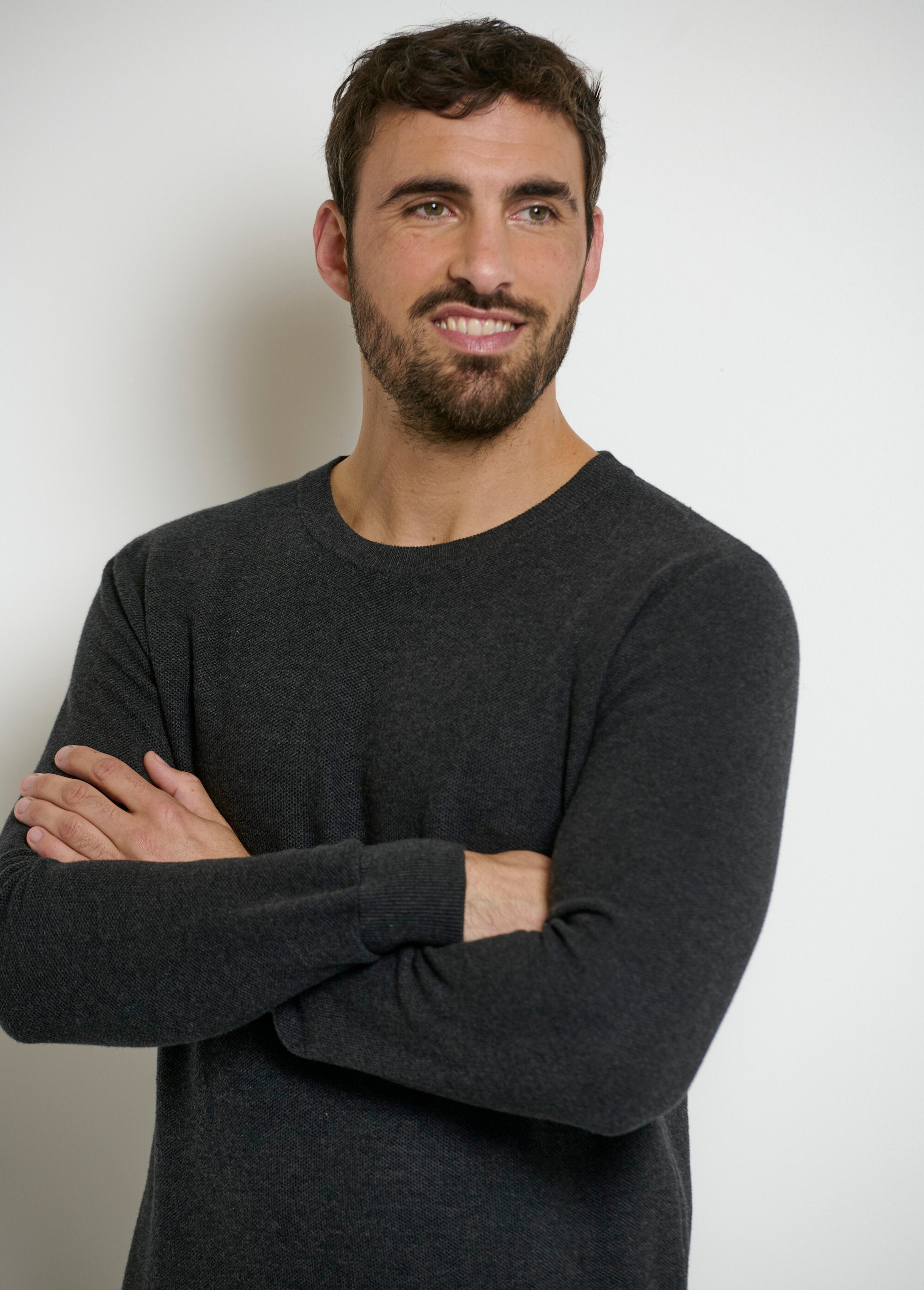 Suéter_de_cuello_redondo_con_punto_piqué_fantasía_Gris_DE1_slim