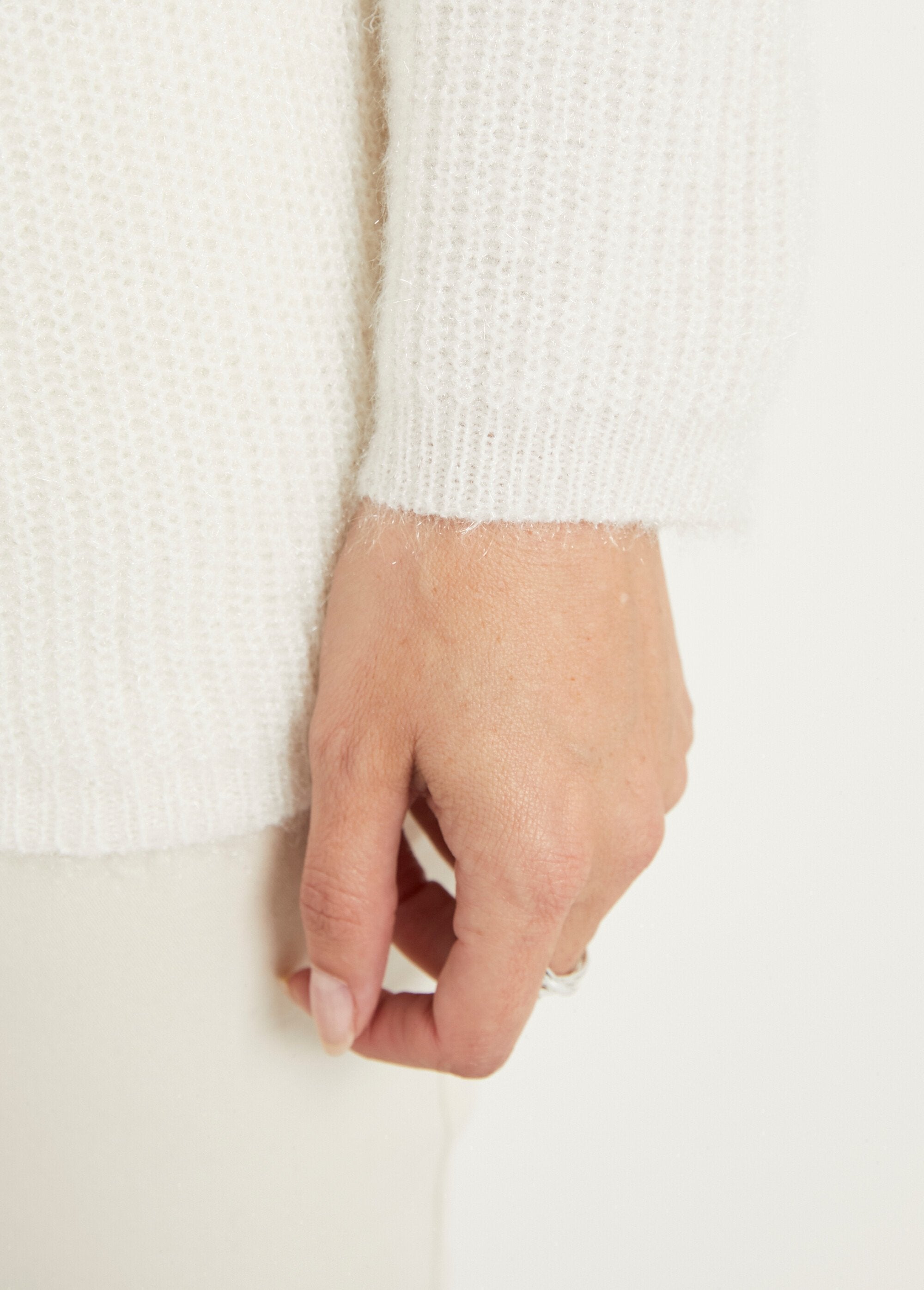 Suave_jersey_de_punto_con_cuello_redondo_calado_con_abalorios_Crudo_DE3_slim