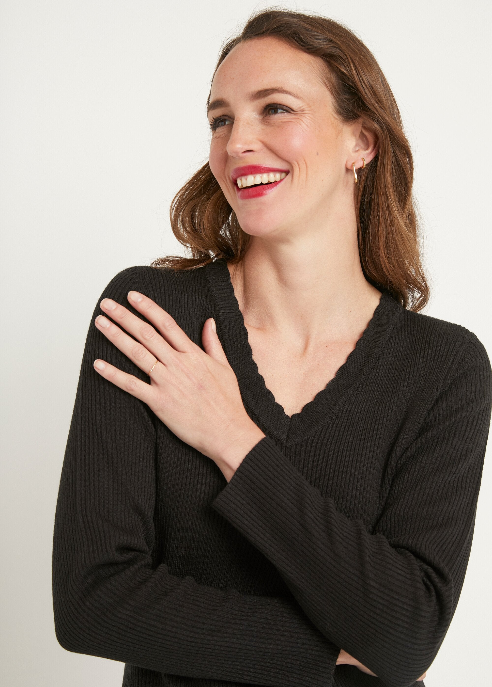 Jersey_de_punto_liso_fino_con_cuello_en_V_Negro_DE1_slim