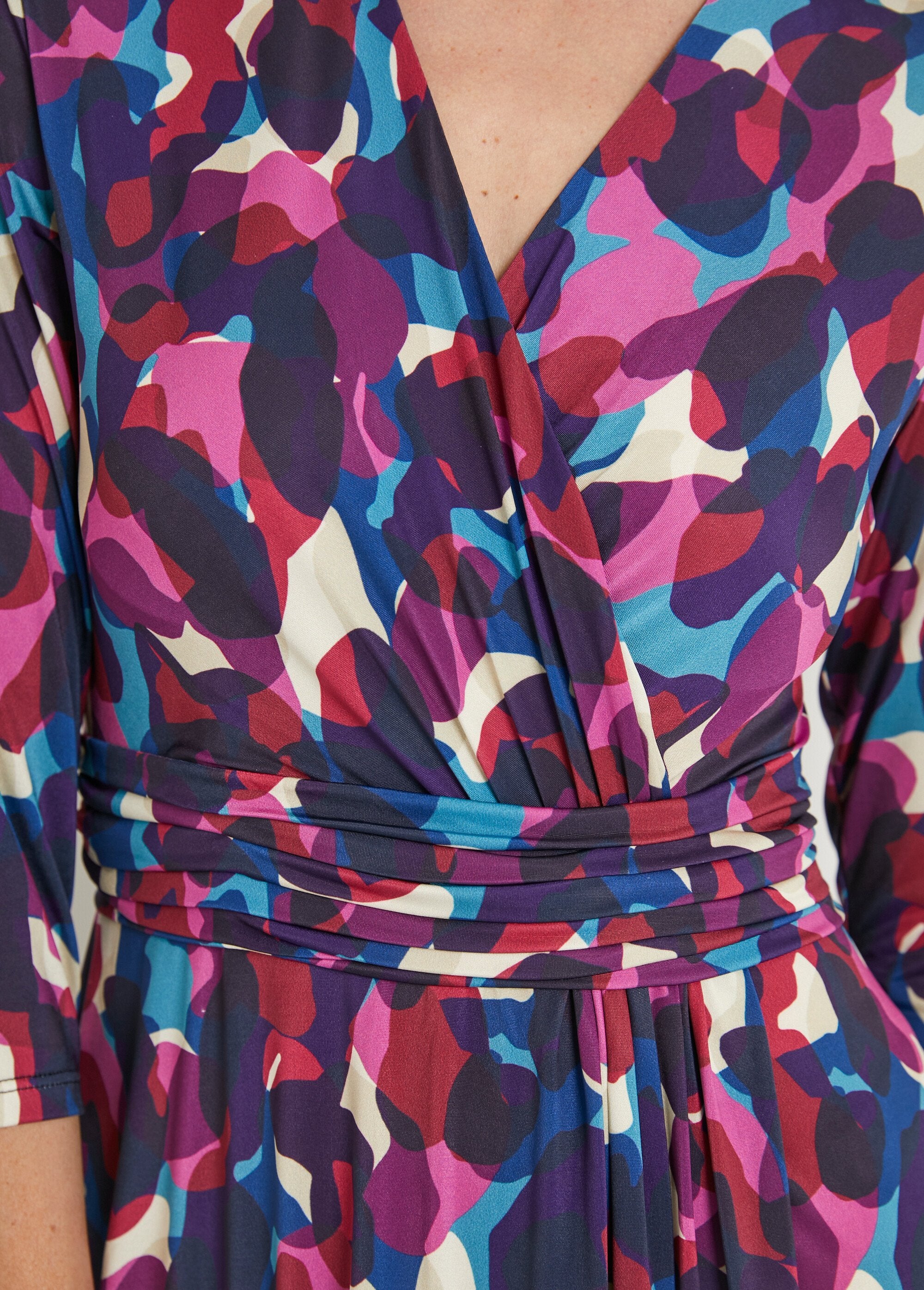 Vestido_corto_acampanado_de_malla_estampada_rosa_y_azul_DE2_slim