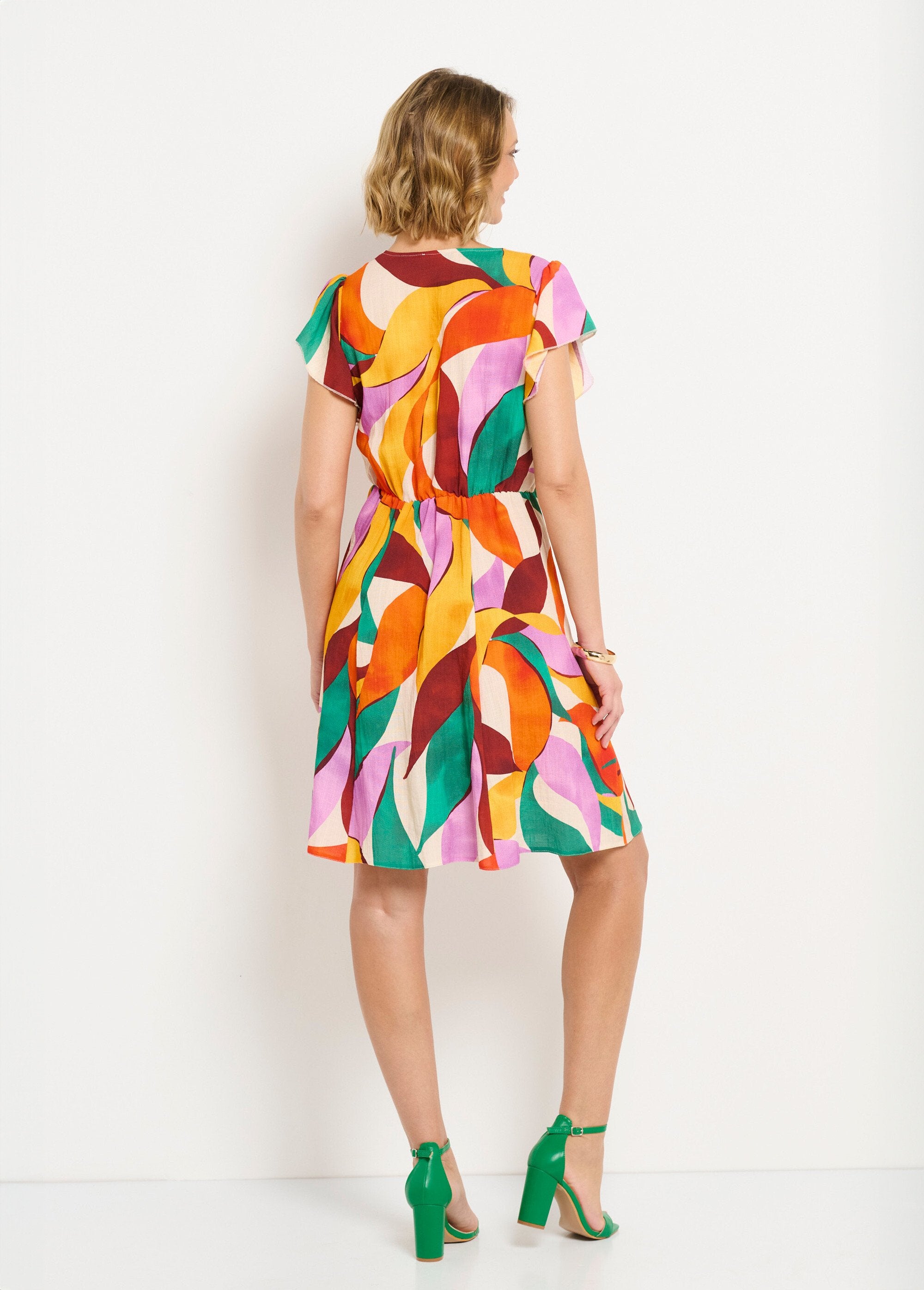 Vestido_corto_efecto_lino_con_estampado_floral_y_cuello_de_pico_naranja_y_verde_DO1_slim