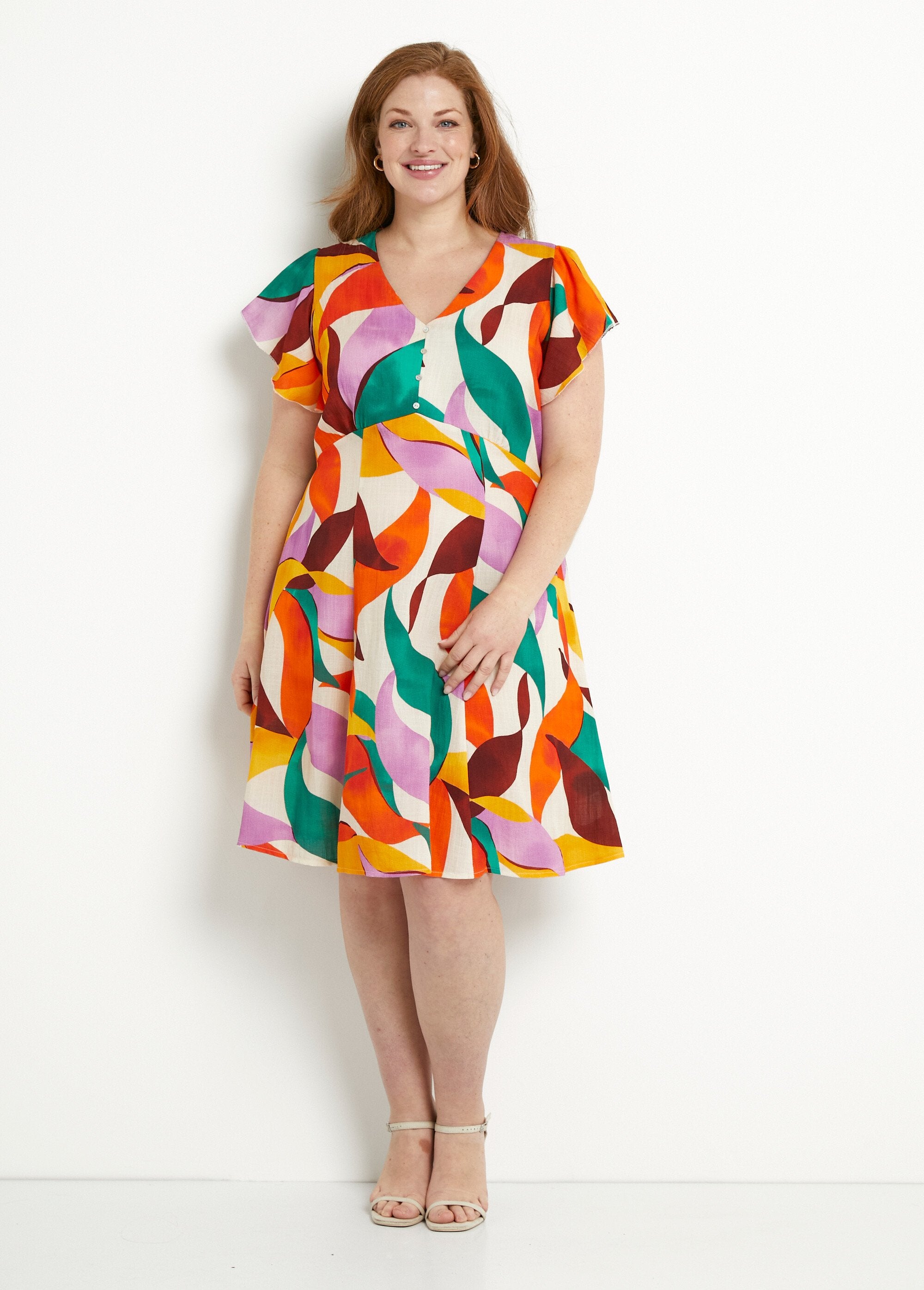 Vestido_corto_efecto_lino_con_estampado_floral_y_cuello_de_pico_naranja_y_verde_FA1_curvy
