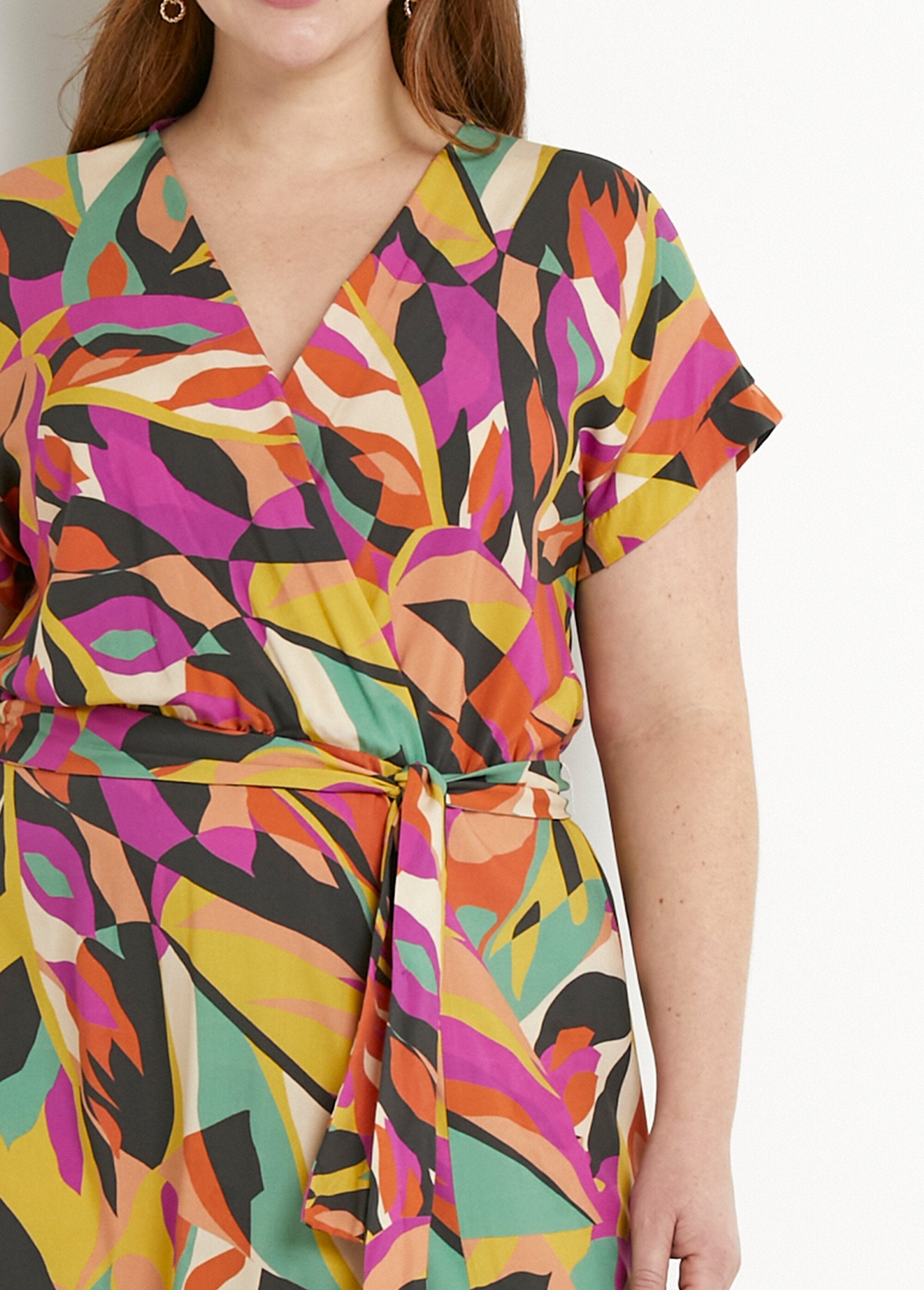 Vestido_corto_cruzado_multicolor_Multicolor_DE1_curvy