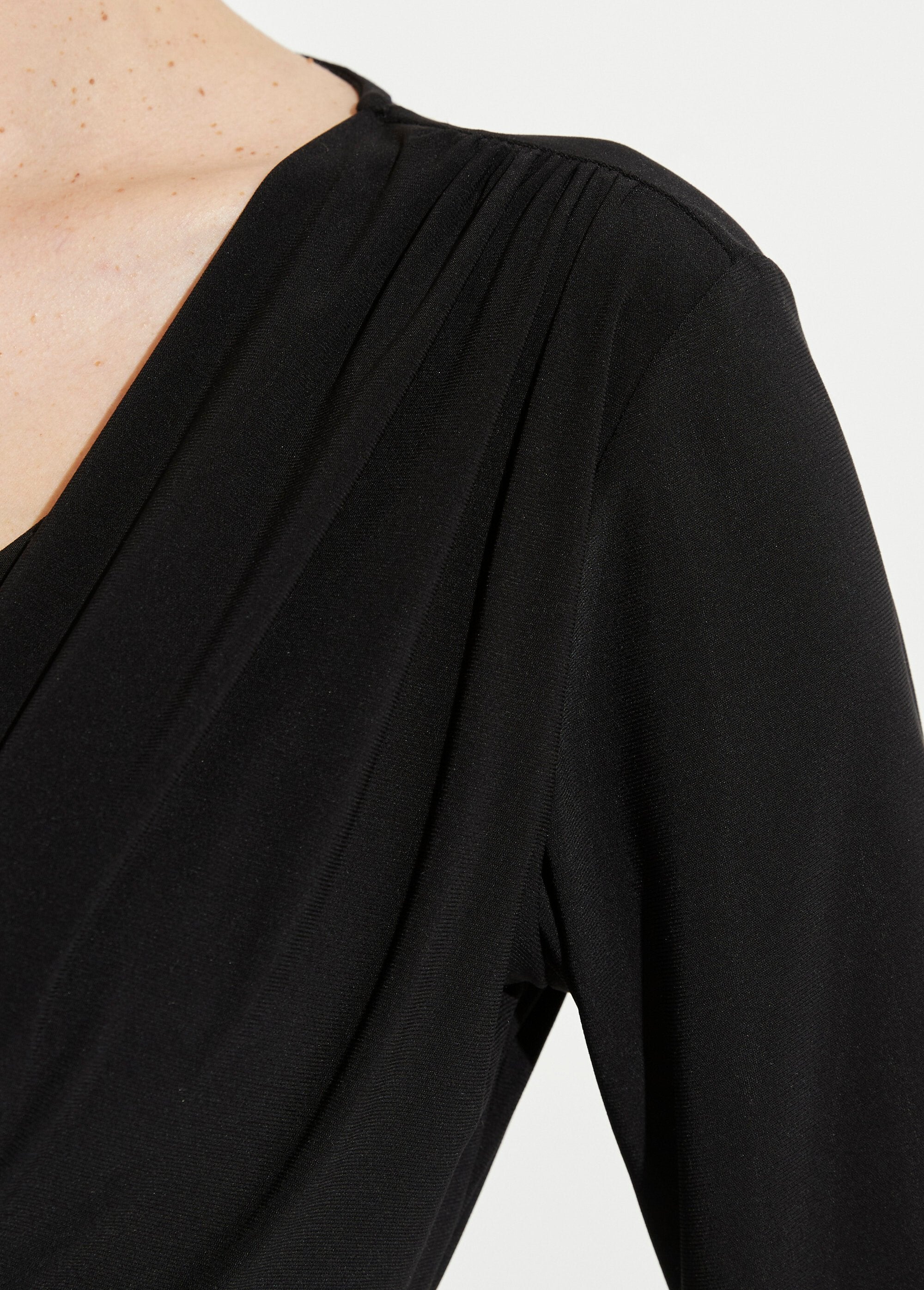 Vestido_corto_de_escote_en_pico_con_efecto_drapeado_y_cinturón_joya_Negro_DE2_slim