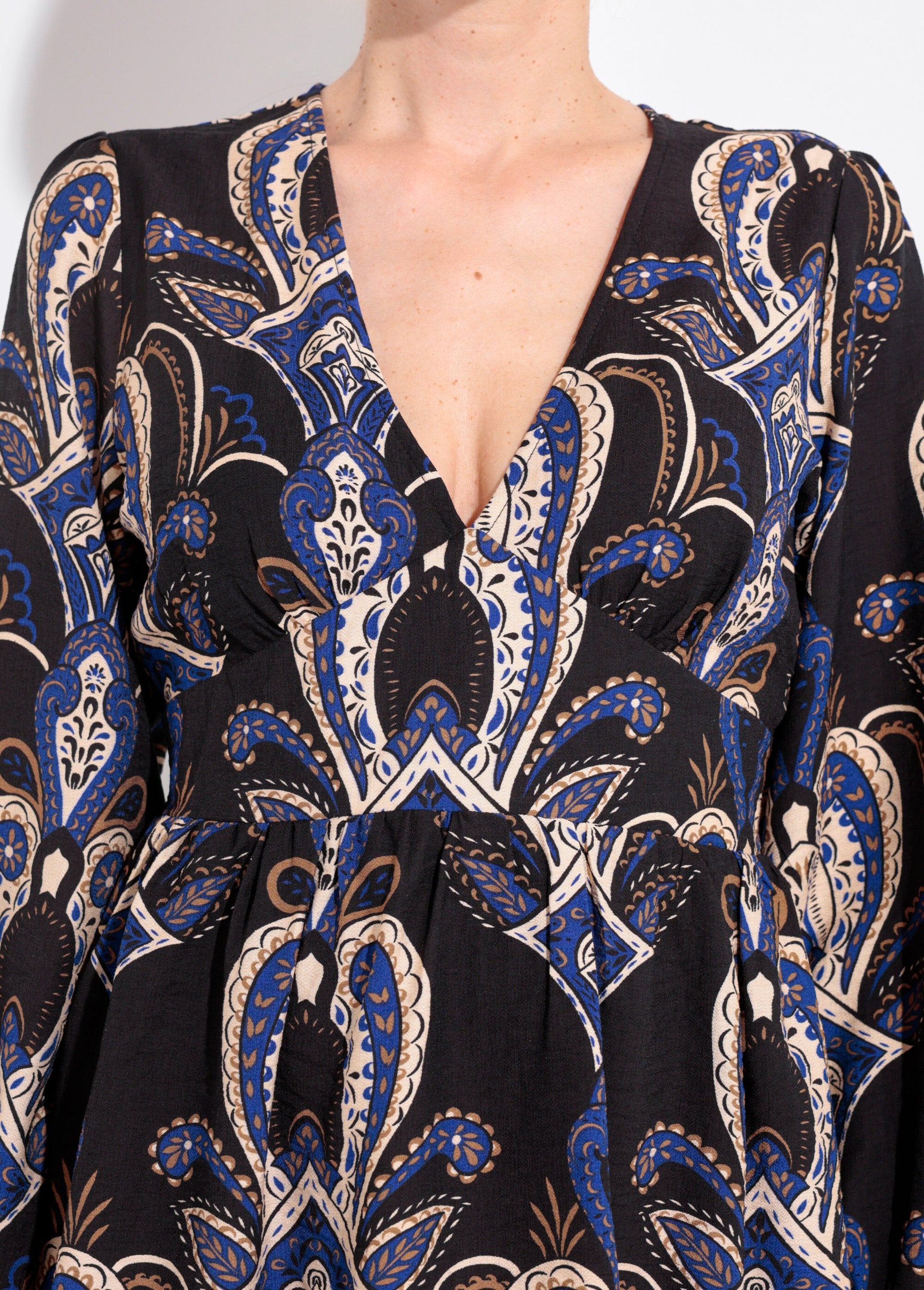 Vestido_corto_con_cuello_en_V_y_estampado_paisley_Marina_DE1_slim