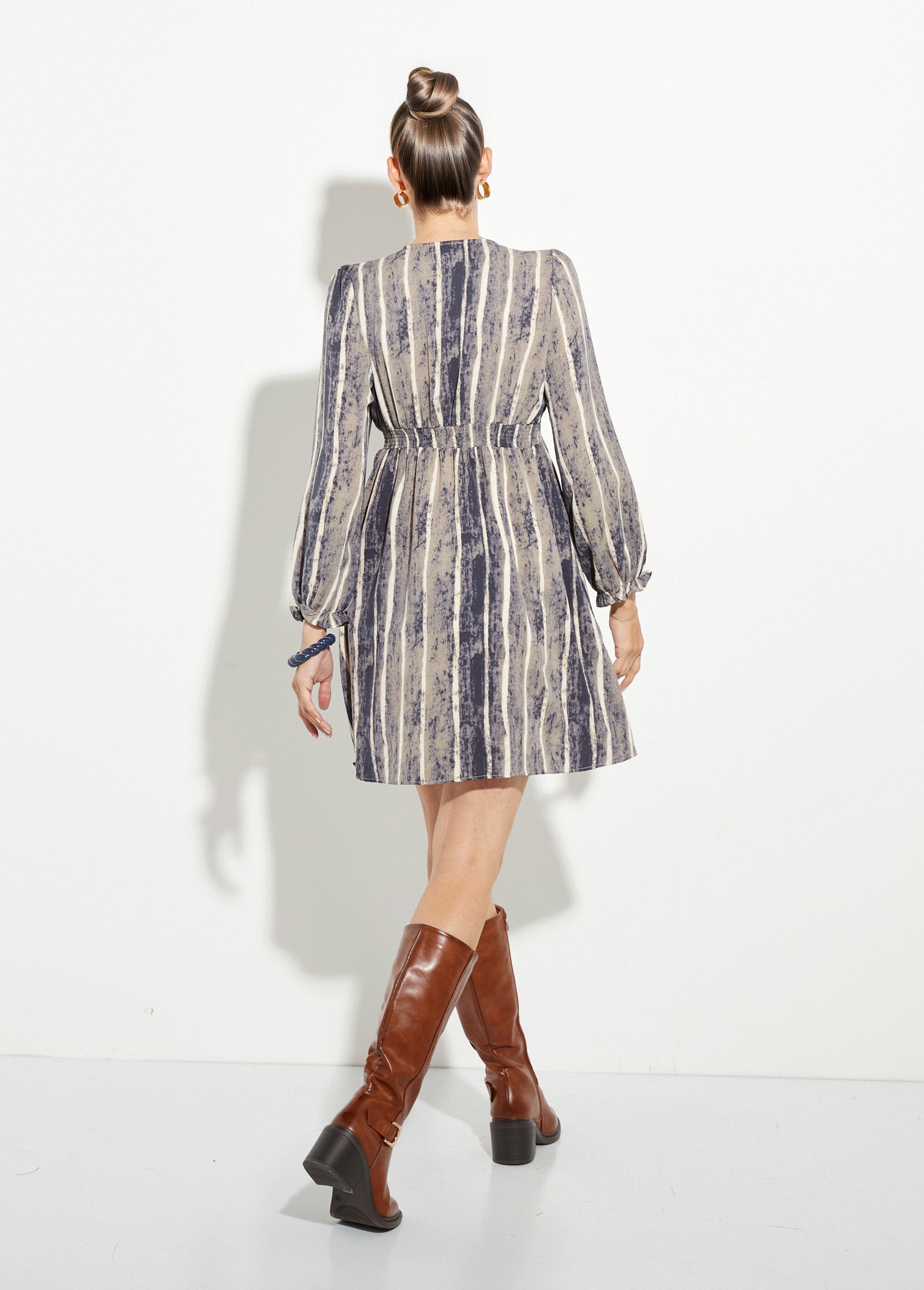 Vestido_corto_plisado_de_cintura_alta_con_escote_en_V_Gris_y_crudo_DO1_slim