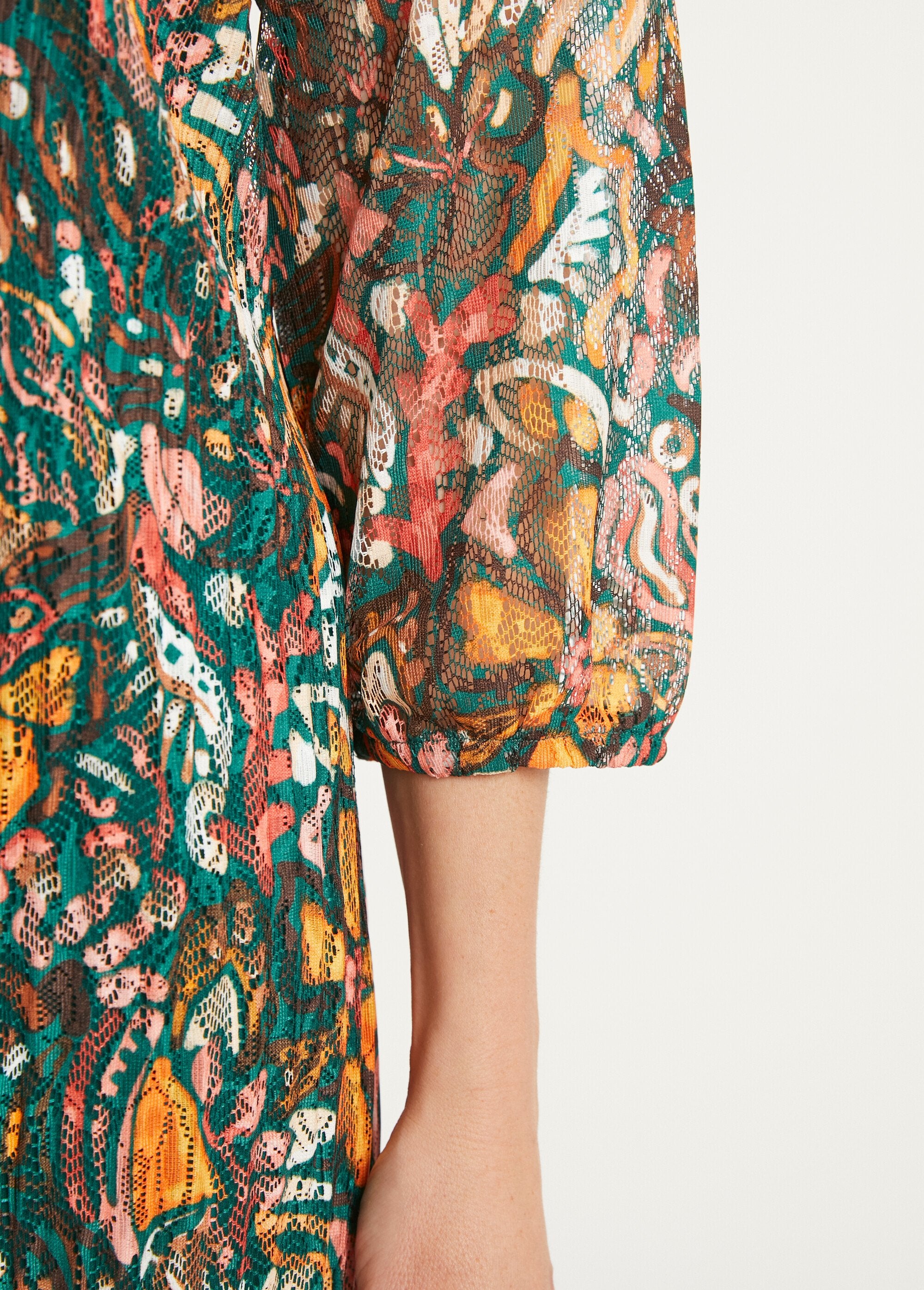 Vestido_corto_de_encaje_plisado_estampado_con_escote_en_V_Verde_y_amarillo_DE2_slim