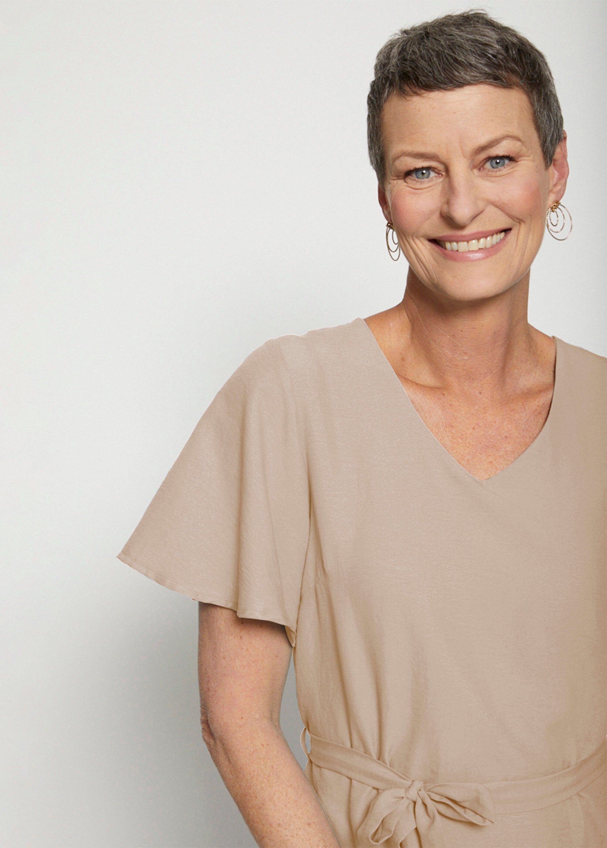 Vestido_corto_recto_en_tejido_fluido_liso_Arena_DE1_slim