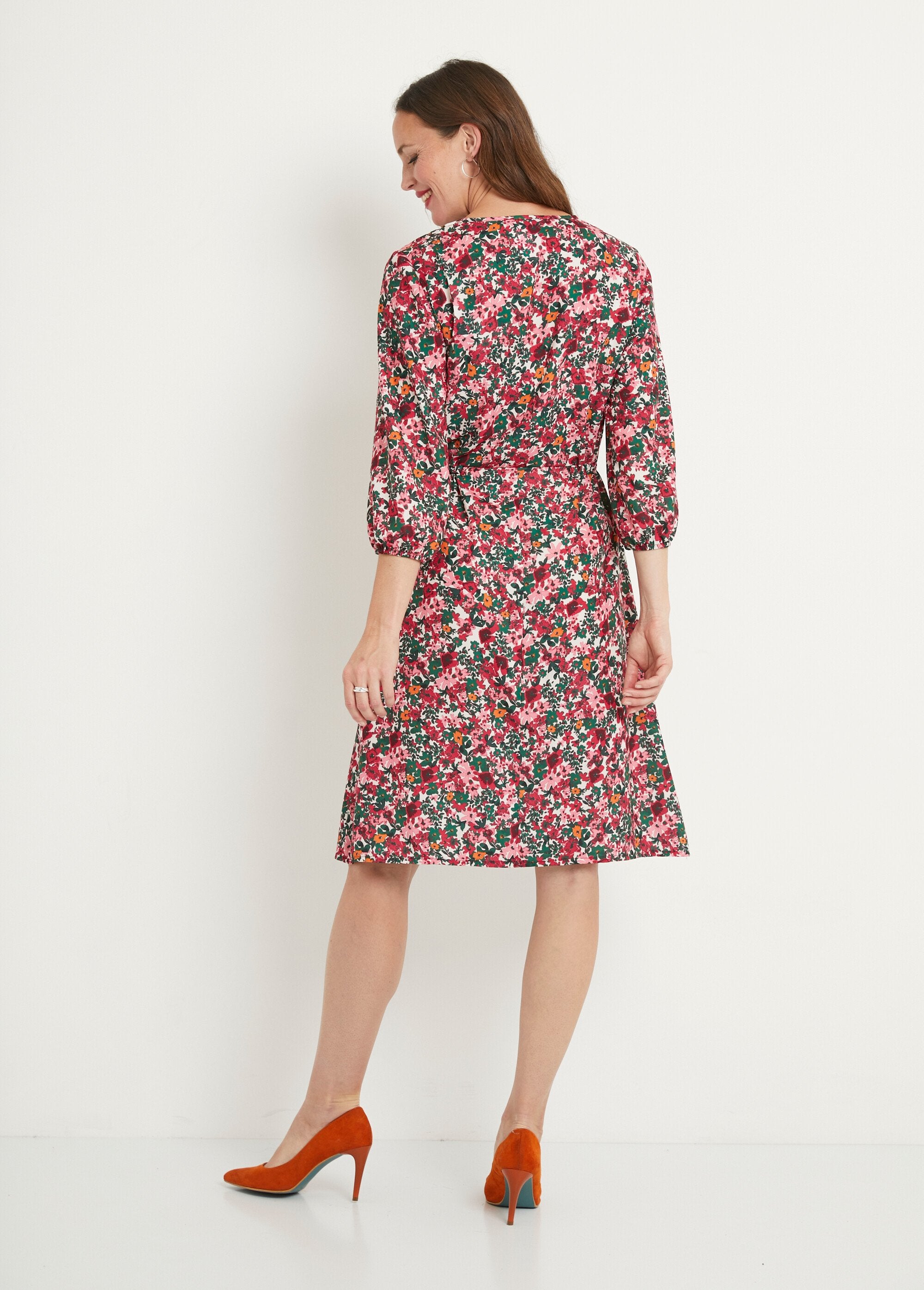 Vestido_corto_acampanado_floral_abotonado_con_cuello_en_V_rosa_y_verde_DO1_slim