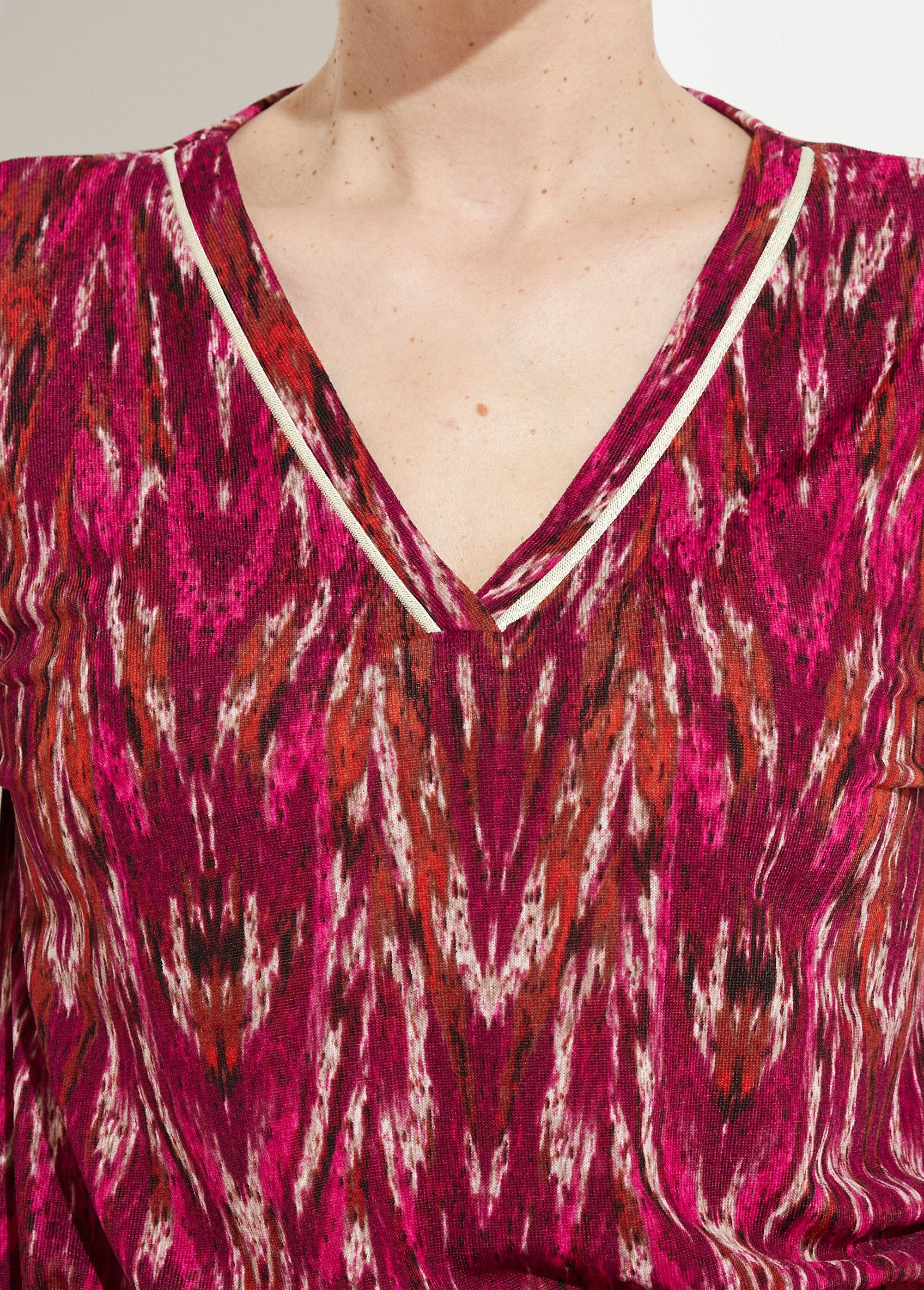 Vestido_corto_estampado_con_escote_en_pico_y_manga_larga_Grosella_negra_y_beige_DE1_slim