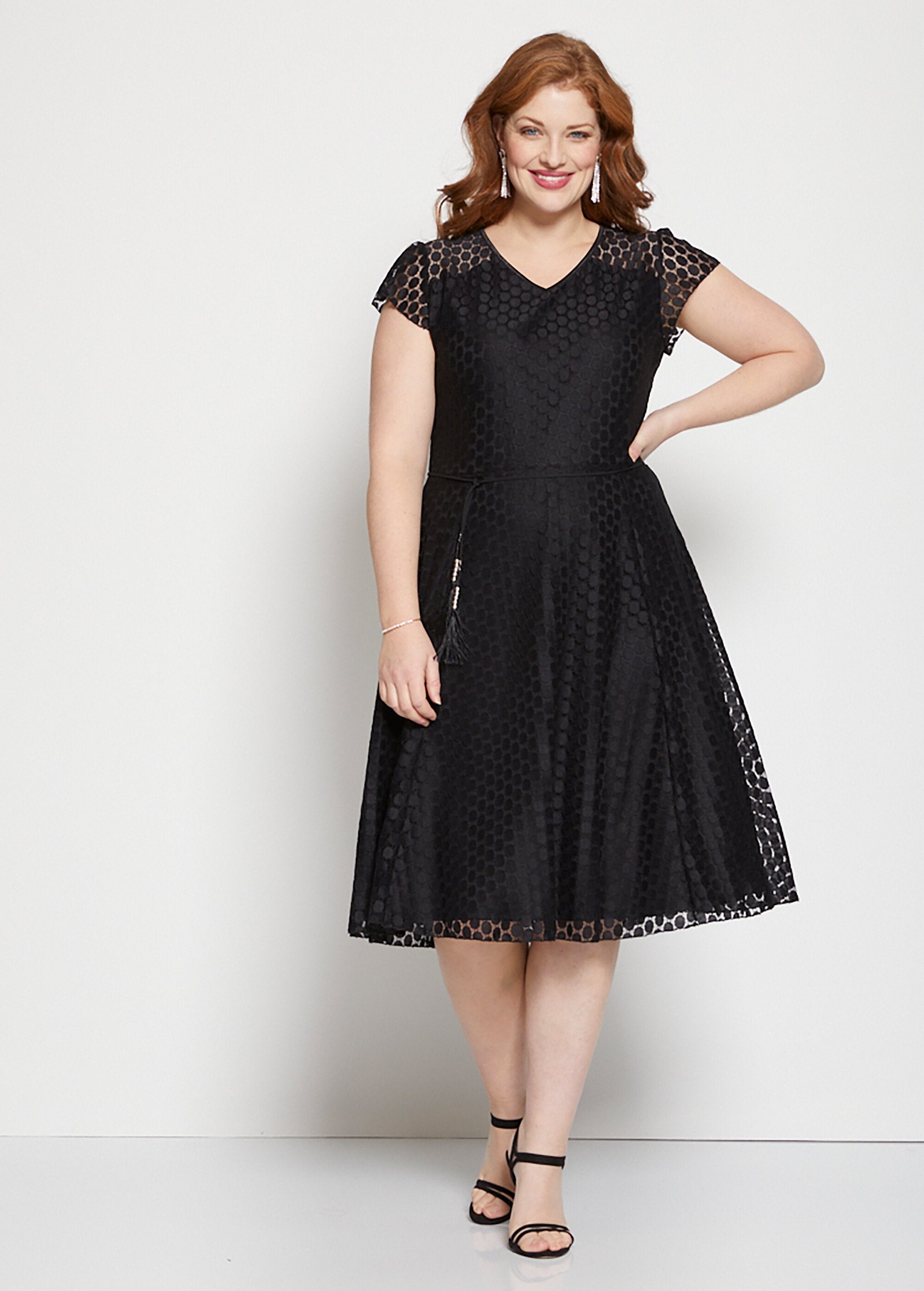Vestido_corto_de_punto_de_encaje_con_efecto_de_lunares_Negro_FA1_curvy