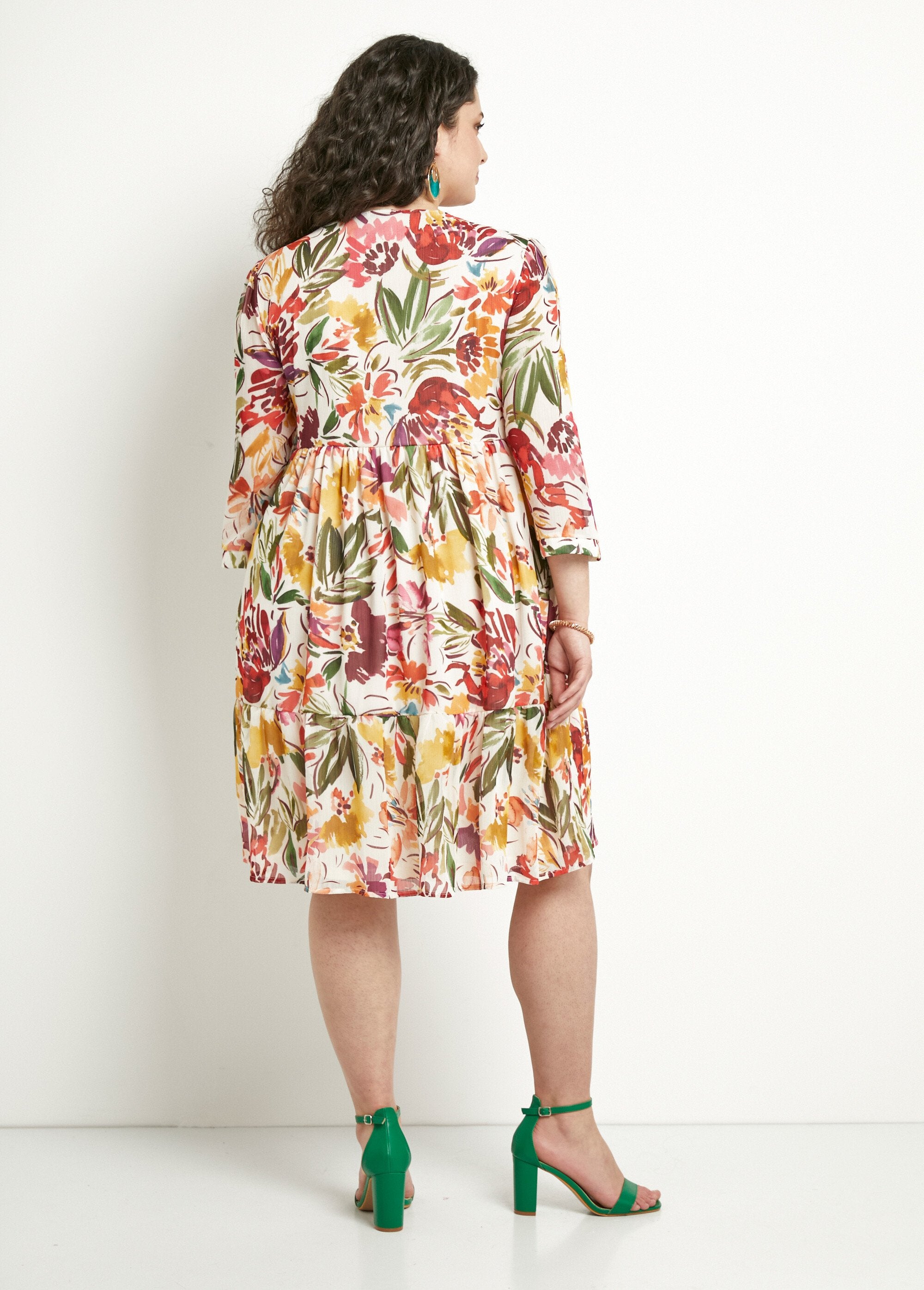 Vestido_corto_con_volantes,_escote_en_pico_y_velo_de_flores_Multicolor_DO1_curvy