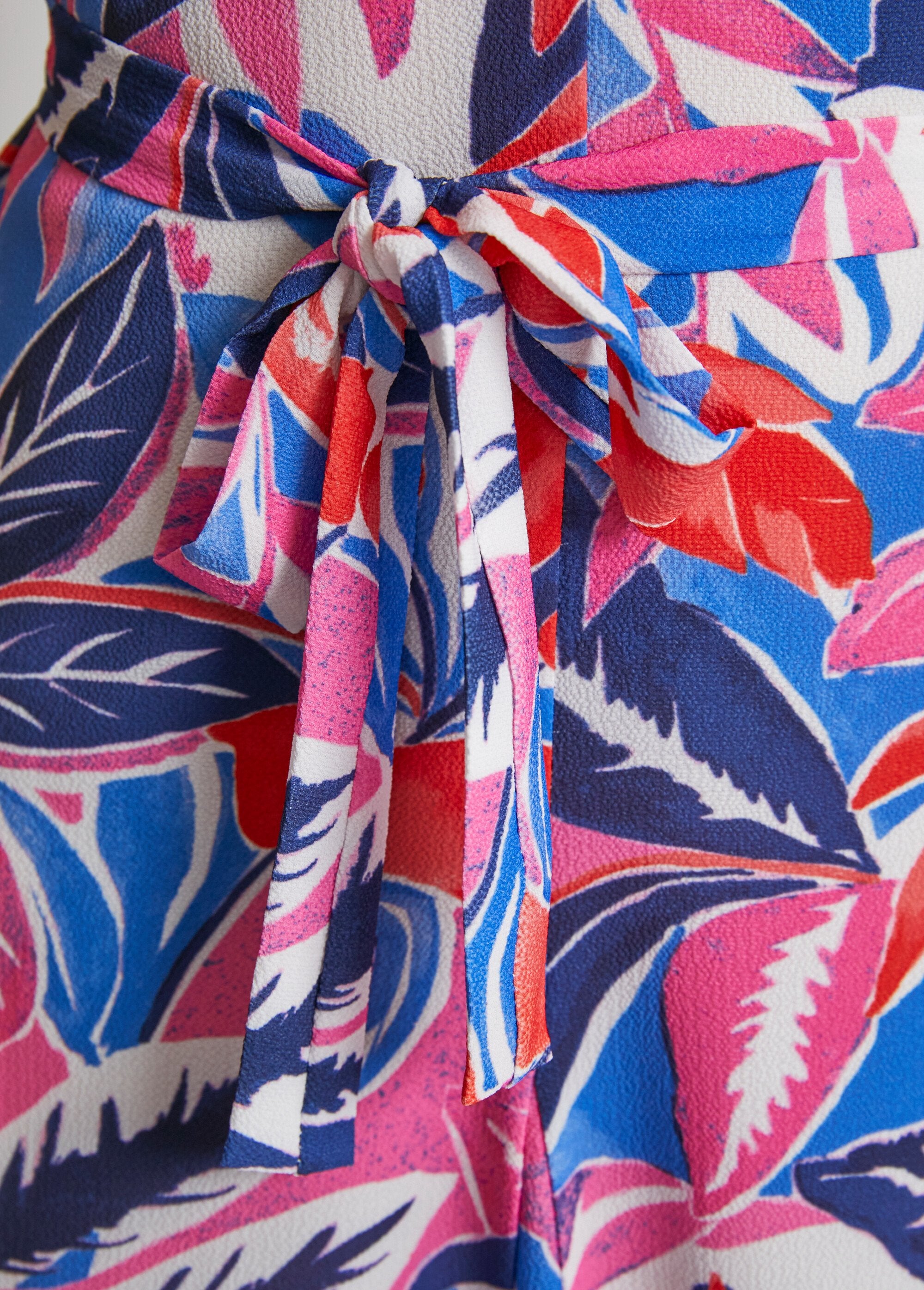 Vestido_estampado_con_volantes_rojo_y_azul_DE3_slim