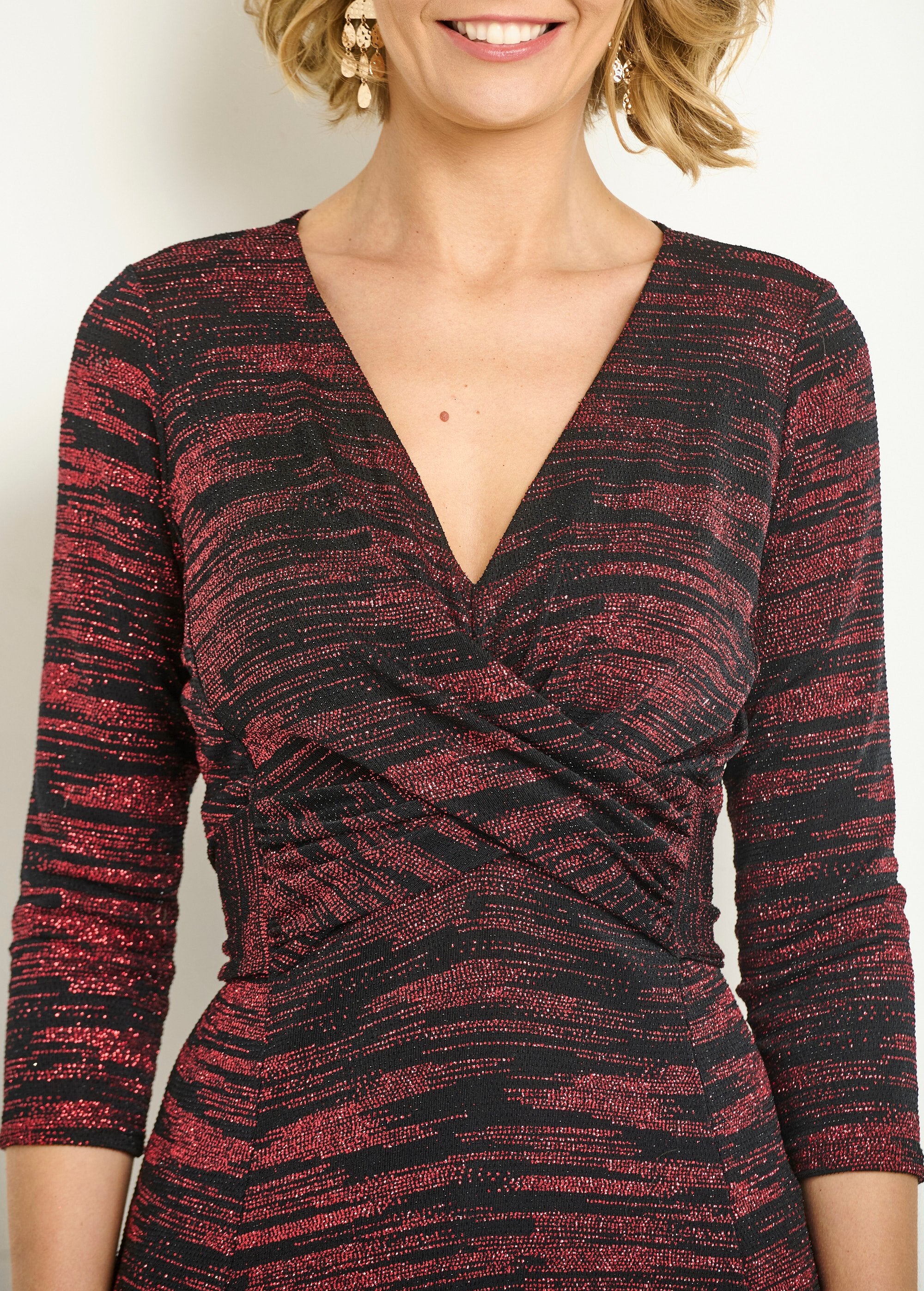 Vestido_drapeado_de_malla_metalizada_con_escote_en_V_Rojo_DE2_slim