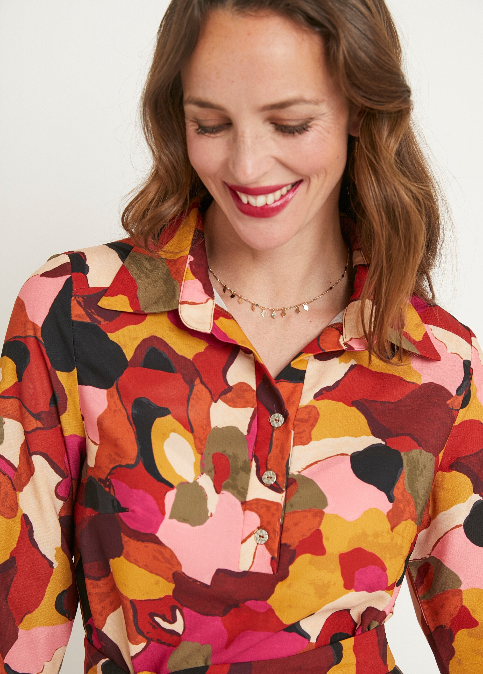 Vestido_corto_recto_estampado_con_cuello_blusa_rosa_y_marrón_DE1_slim