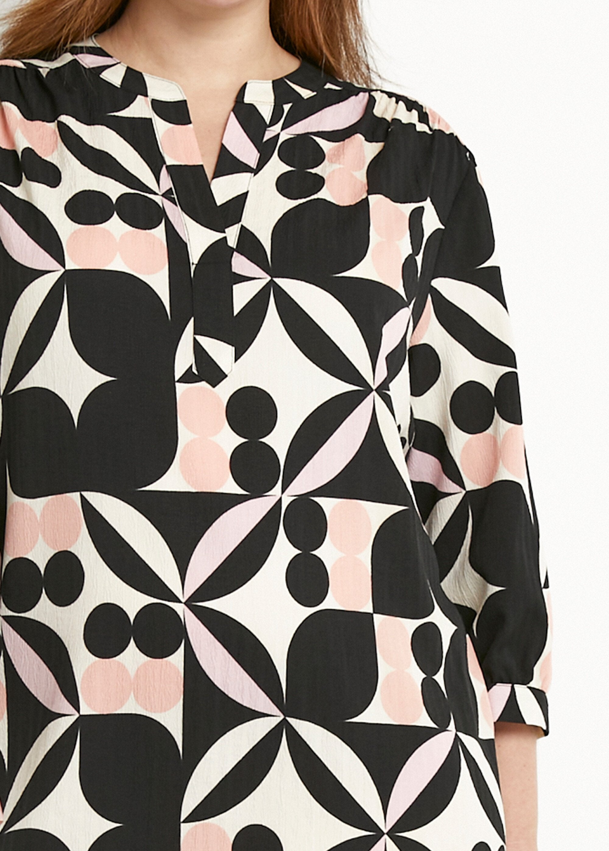 Vestido_corto_recto_con_manga_3/4_y_estampado_gráfico._Negro_y_rosa_DE1_curvy