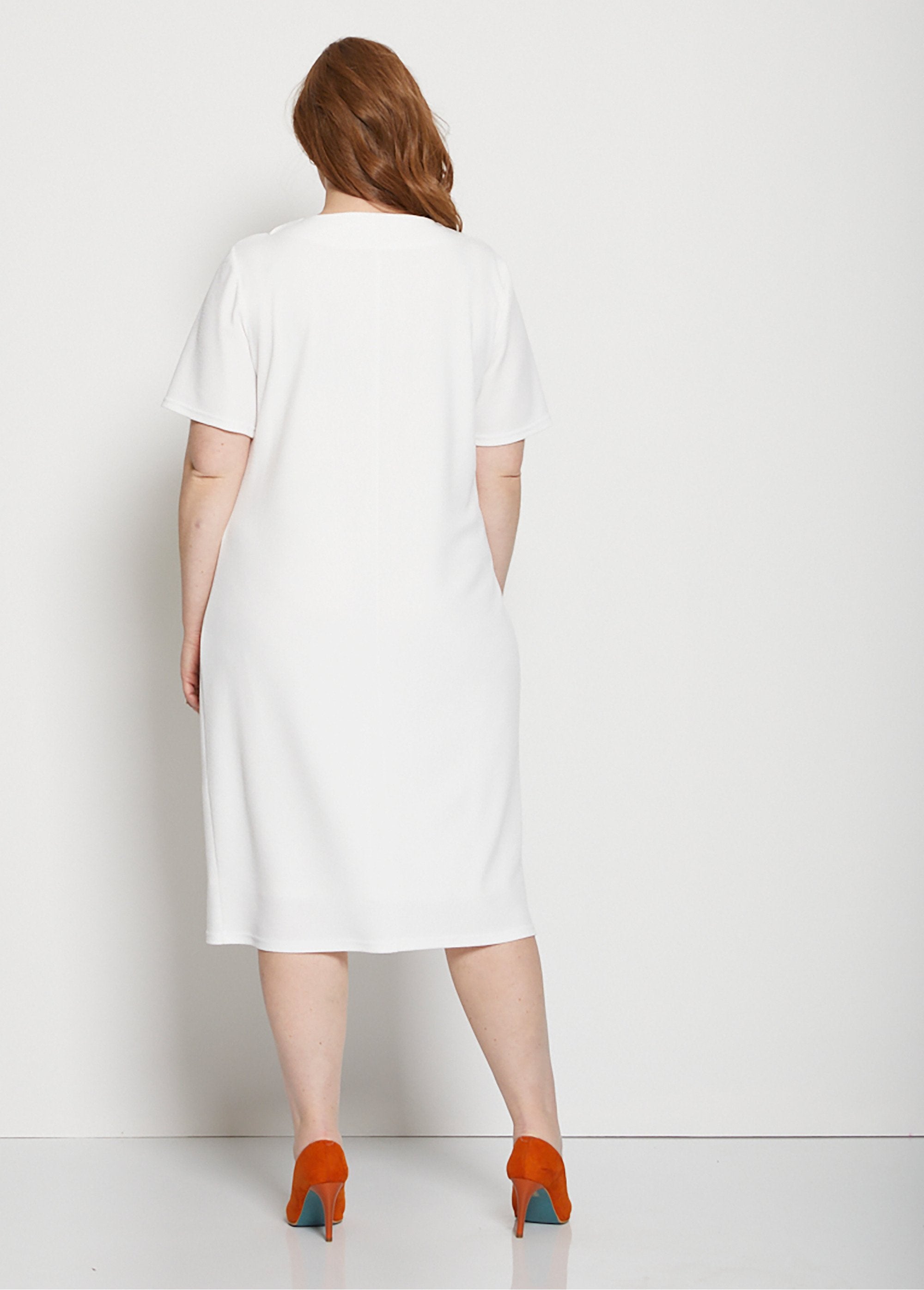 Vestido_recto_de_punto_con_motivos_estampados_fondo_natural_DO1_curvy