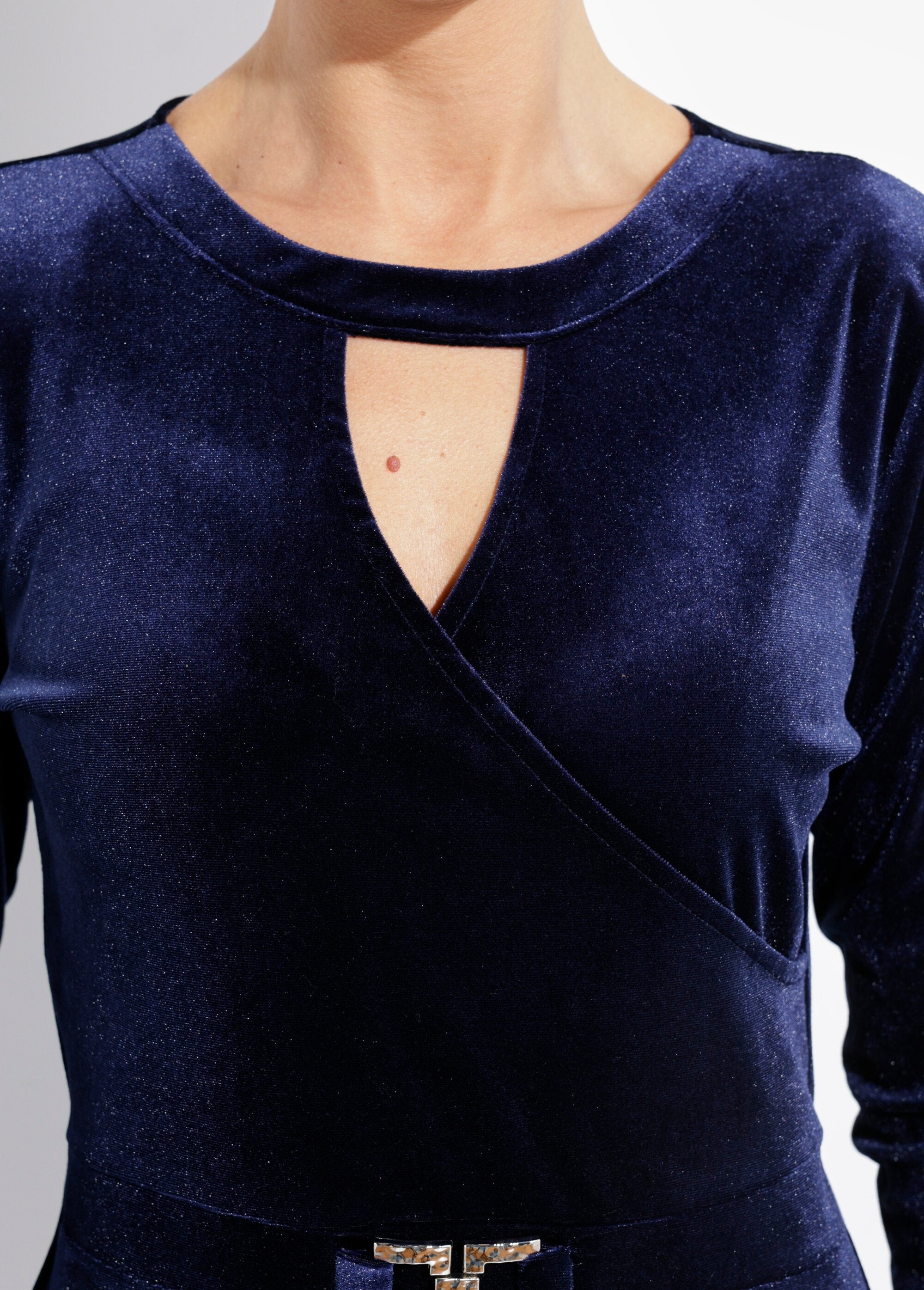 elegante_vestido_de_terciopelo_con_escote_redondo_Marina_DE1_slim