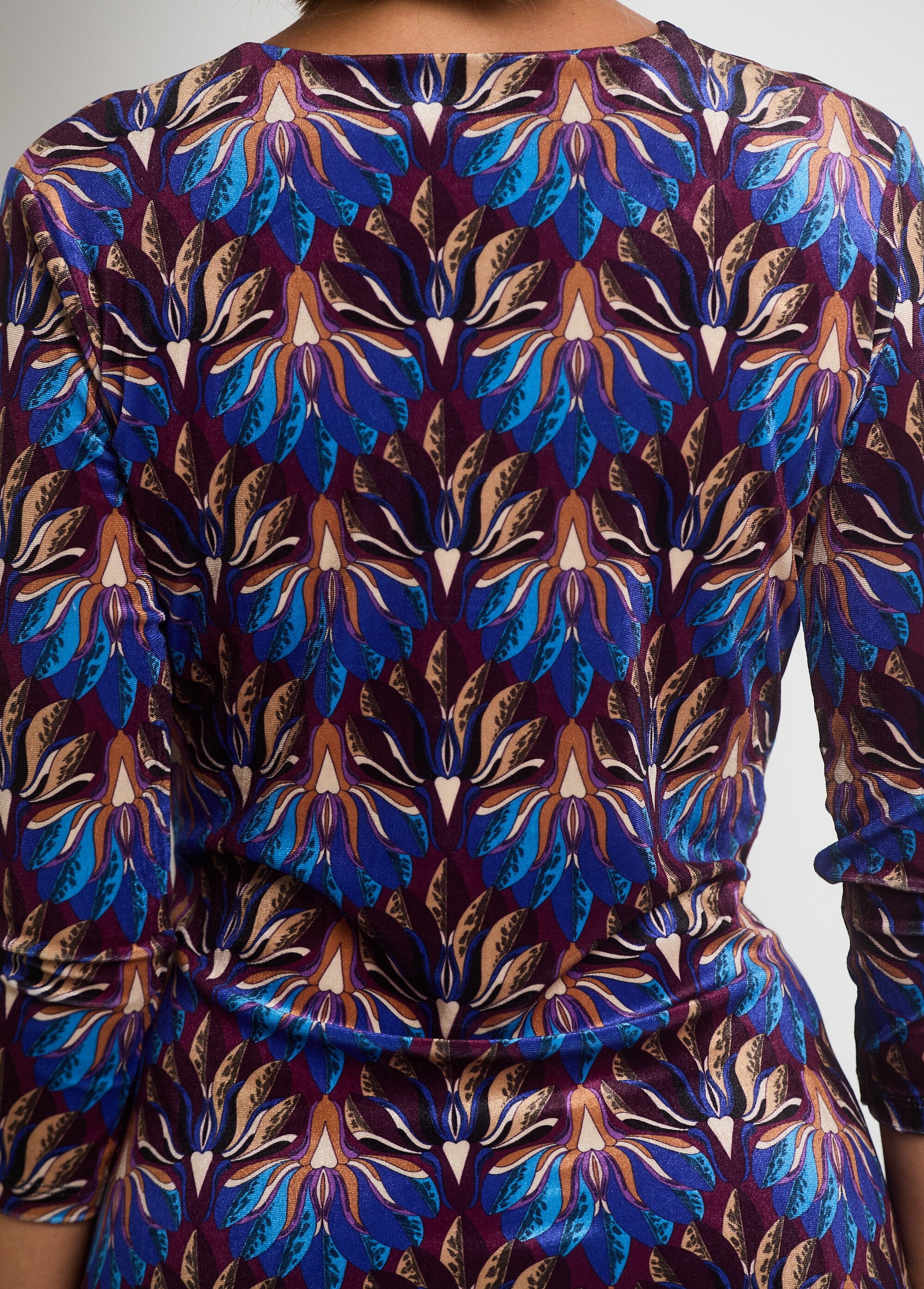 Vestido_de_terciopelo_estampado_con_cintura_drapeada_Azul_y_camello_DE3_slim