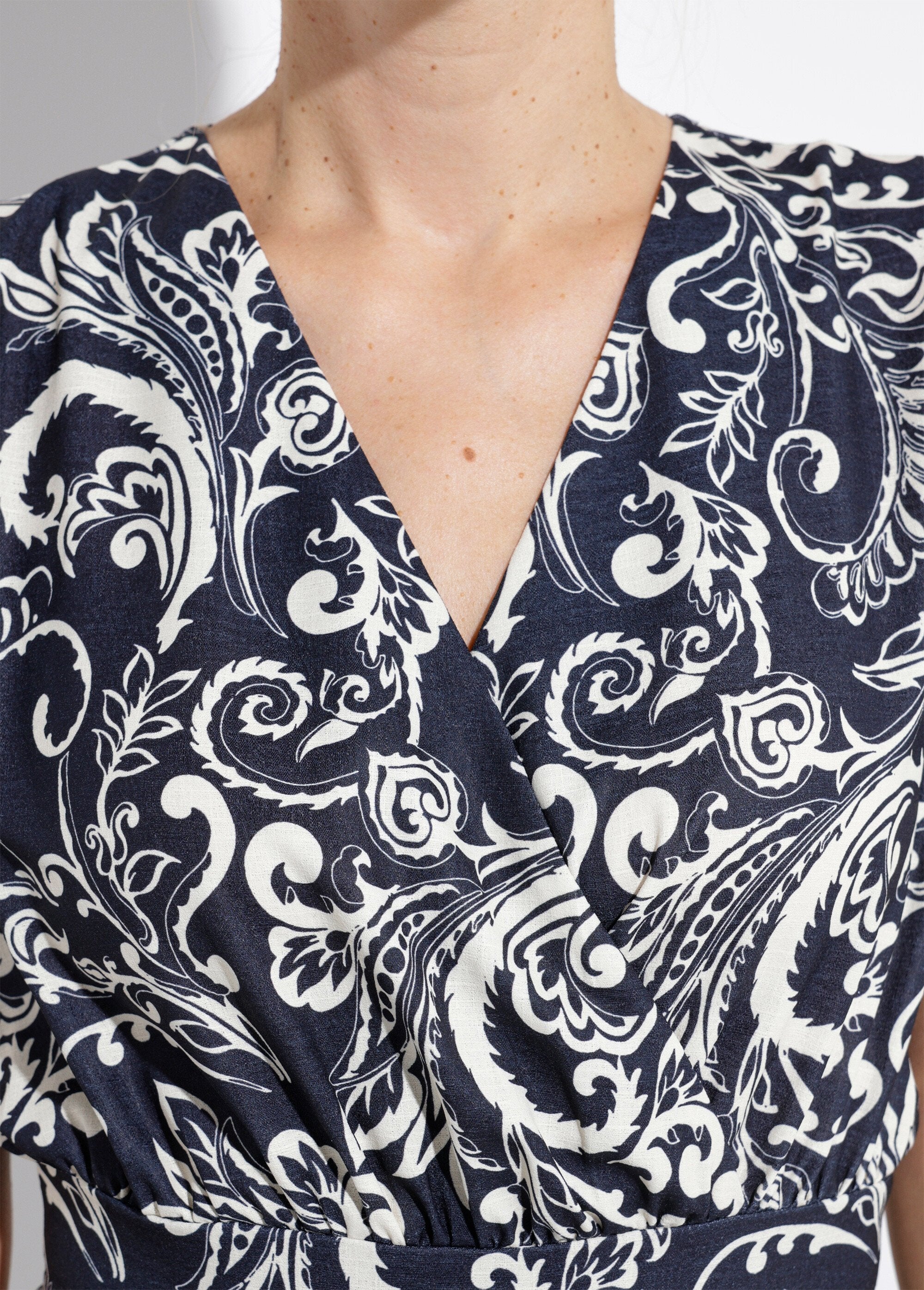 Vestido_largo_cruzado_con_cintura_elástica_Negro_y_crudo_DE1_slim