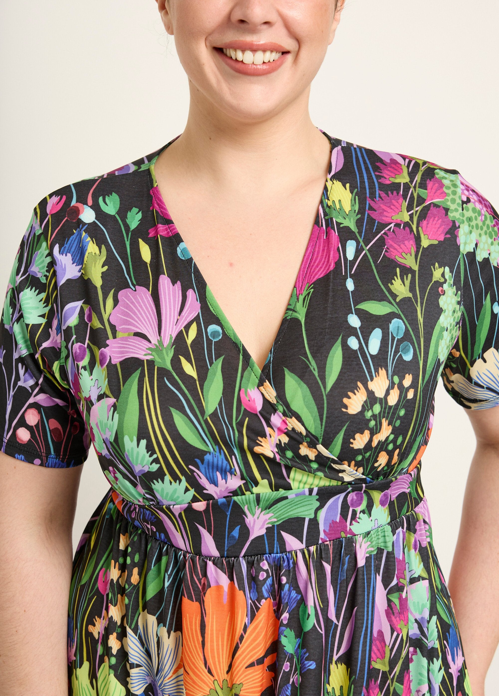 Vestido_largo_y_fluido_con_mangas_cortas_y_estampado_floral._Imprime_fondo_negro_DE1_curvy