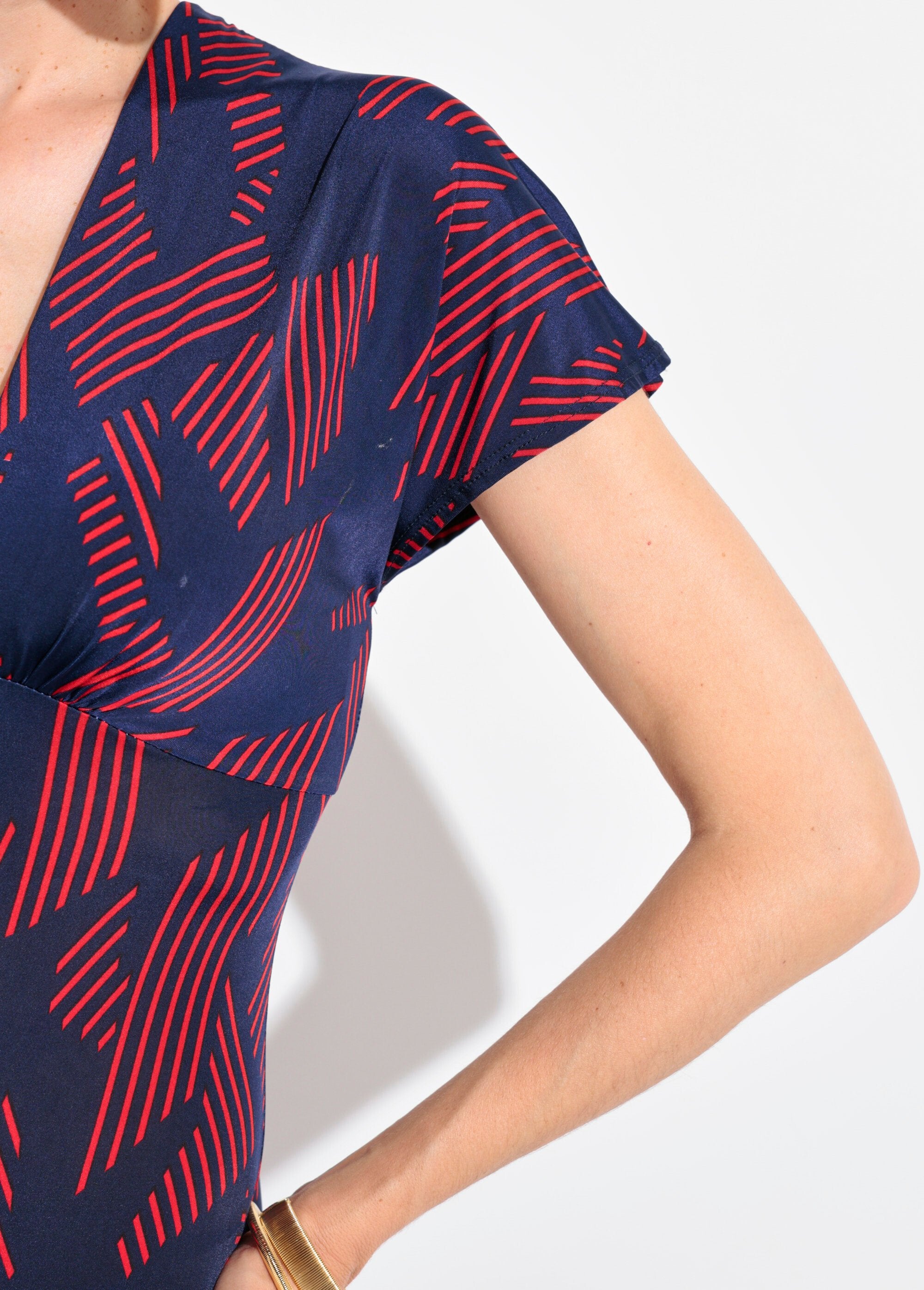 Vestido_de_manga_larga_con_escote_en_pico_y_estampado_gráfico._Azul_marino_y_burdeos_DE2_slim