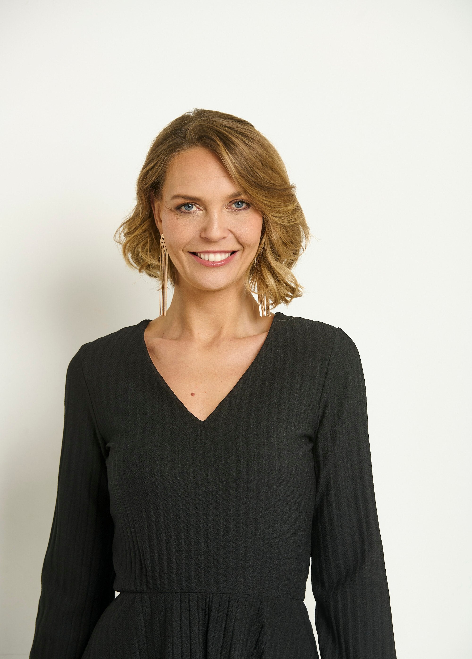 Maxi_vestido_plisado_con_escote_en_V_y_detalles_de_encaje_Negro_DE1_slim