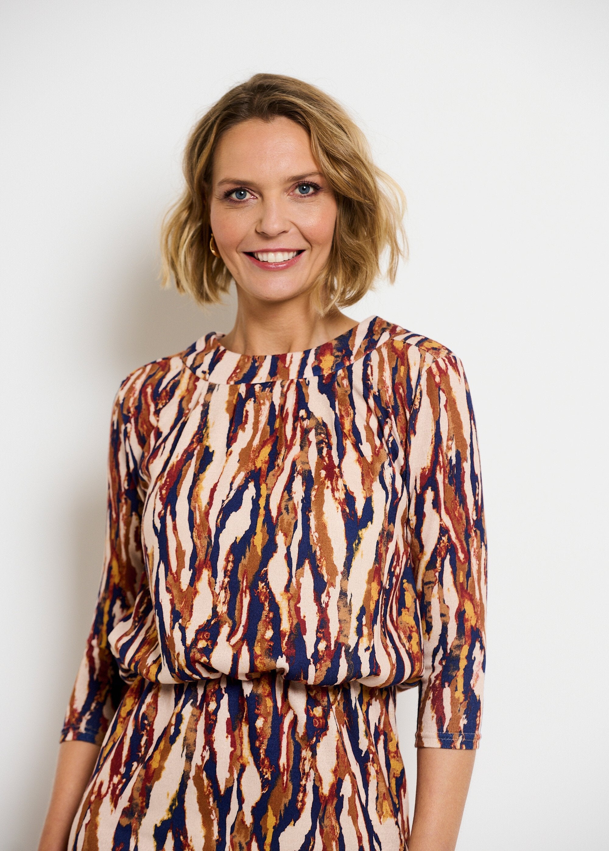 Vestido_de_punto,_cintura_blusante,_botones_en_la_espalda_Marrón_y_beige_DE1_slim