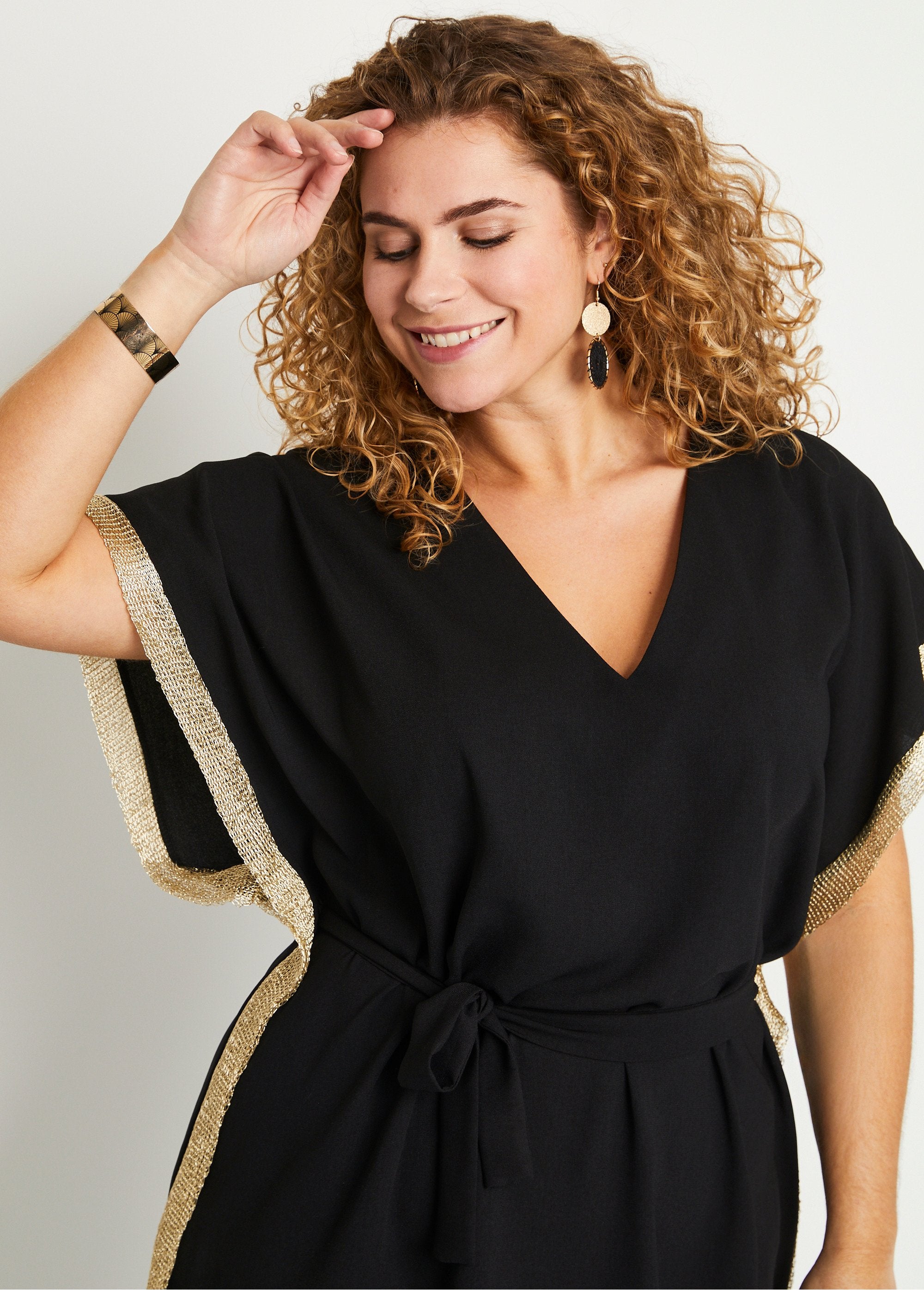 Vestido_midi_recto_con_escote_en_pico_y_ribetes_laterales_Negro_DE1_curvy