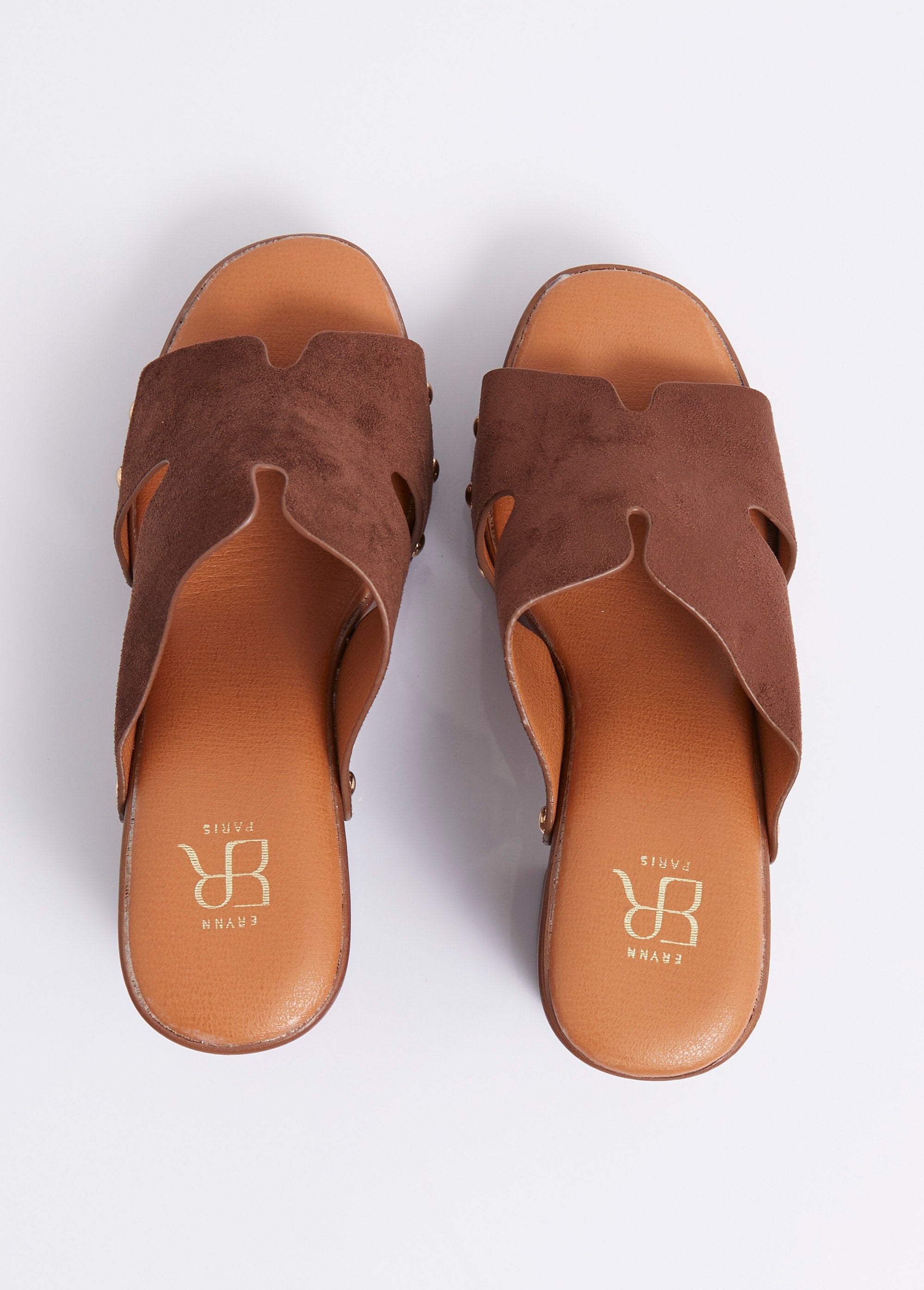 Zuecos_de_tacón_con_parte_superior_de_ante_con_tachuelas_Marón_OV1_slim