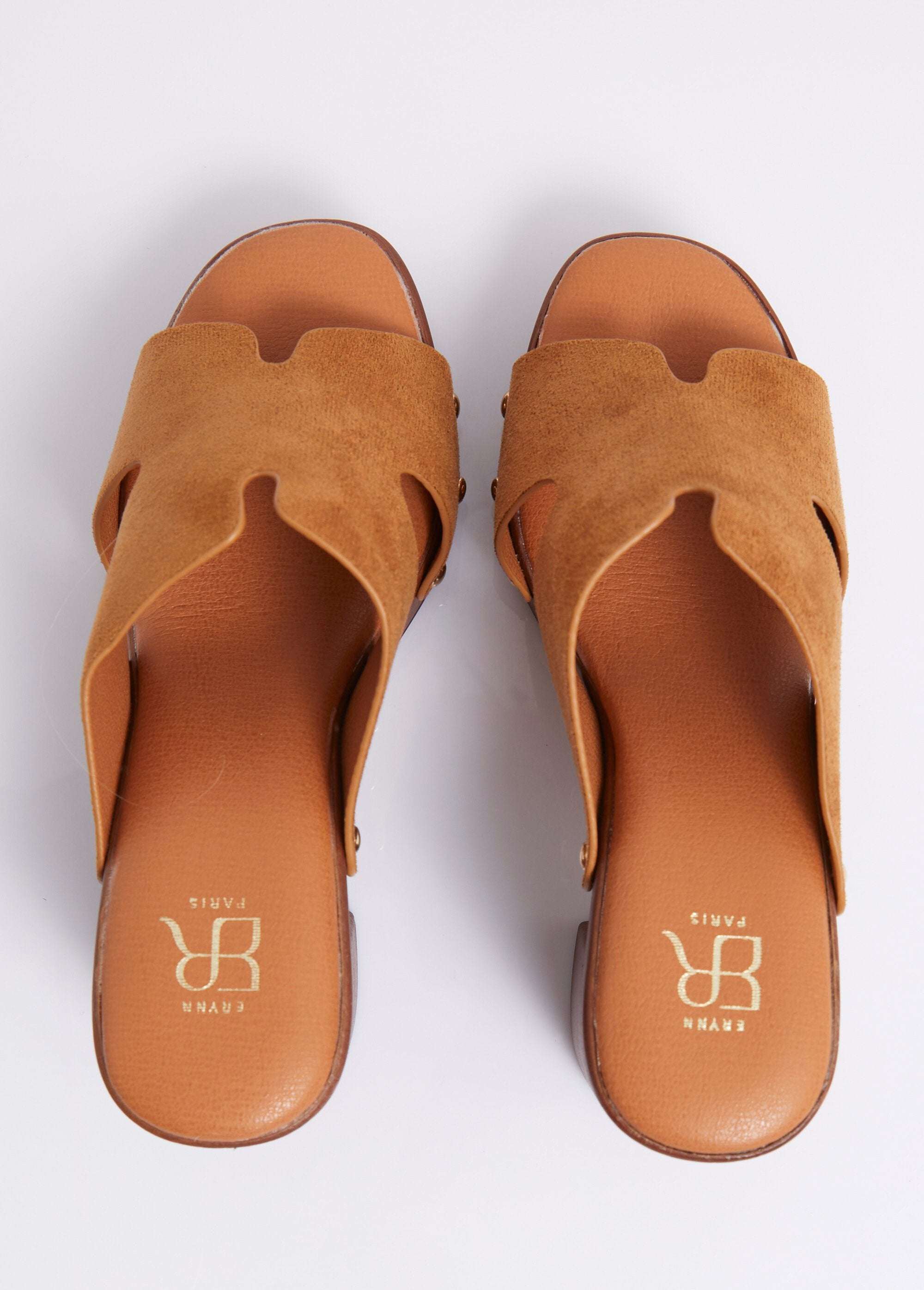 Zuecos_de_tacón_con_parte_superior_de_ante_con_tachuelas_camello_OV1_slim