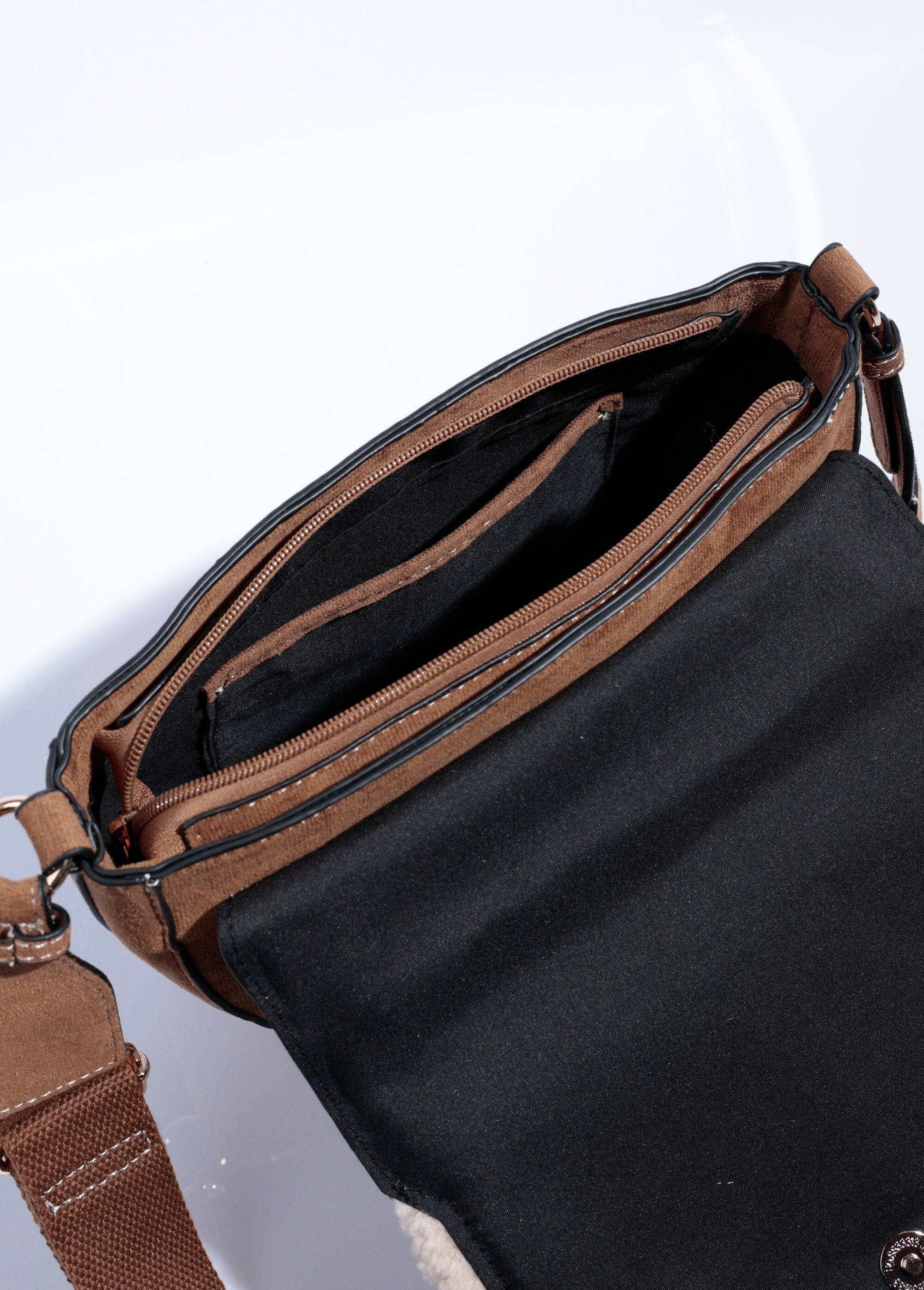 Bolso_de_mano_de_media_luna_de_ante_y_piel_Arena_DE1_slim