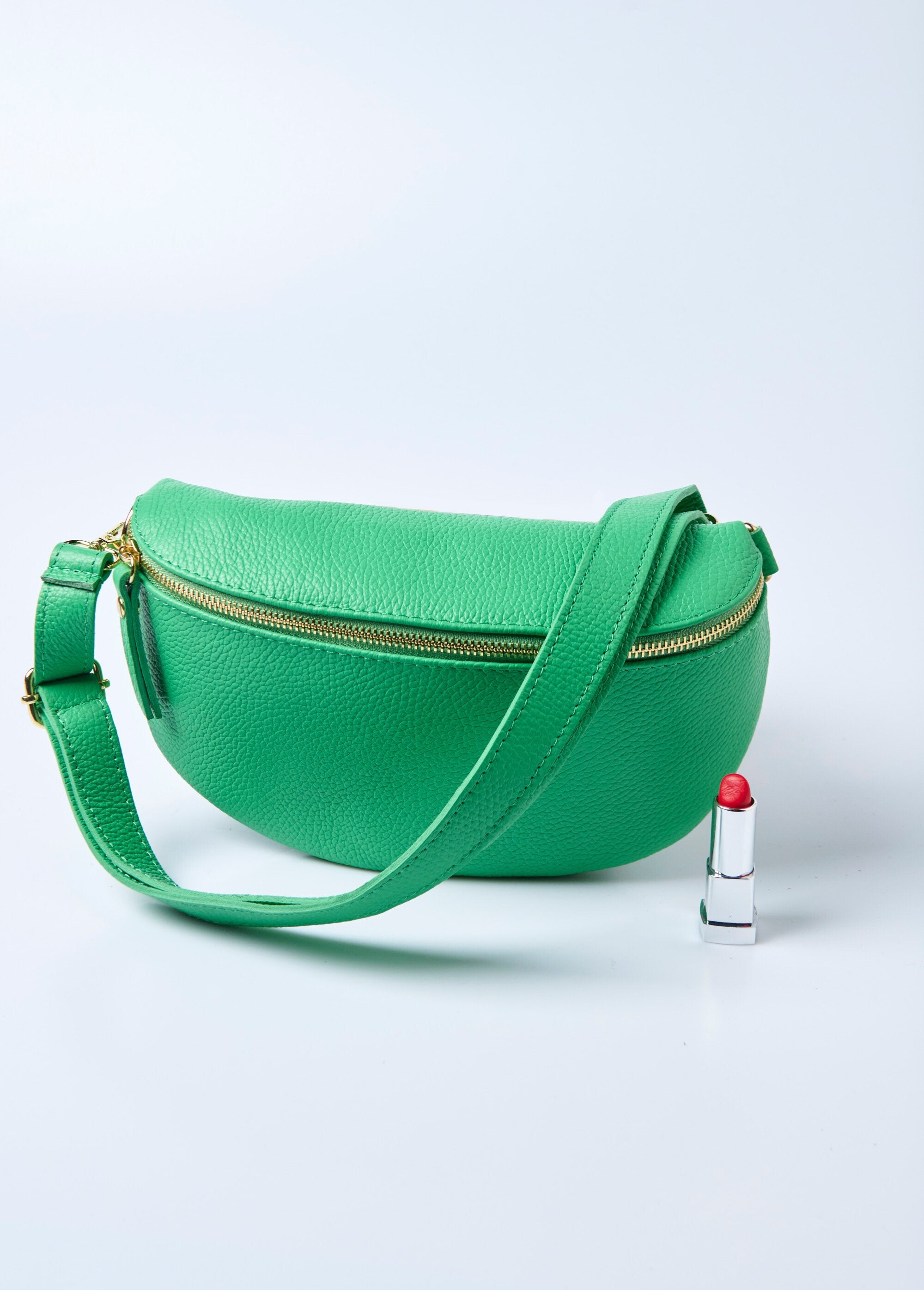 Riñonera_de_cuero_con_cremallera_y_correa_para_el_hombro_verde_brillante_FA1_slim