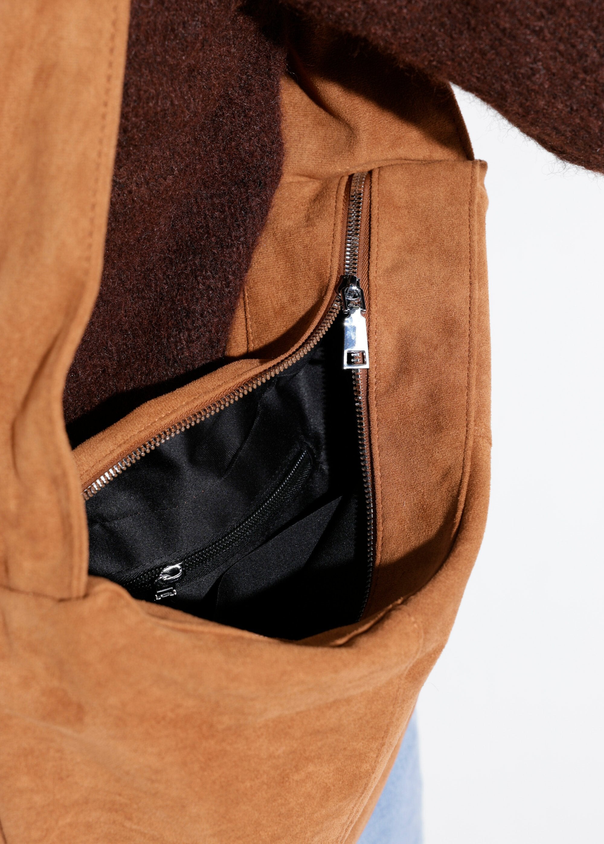 Bolso_de_ante_con_bandolera_ancha_camello_DE2_slim