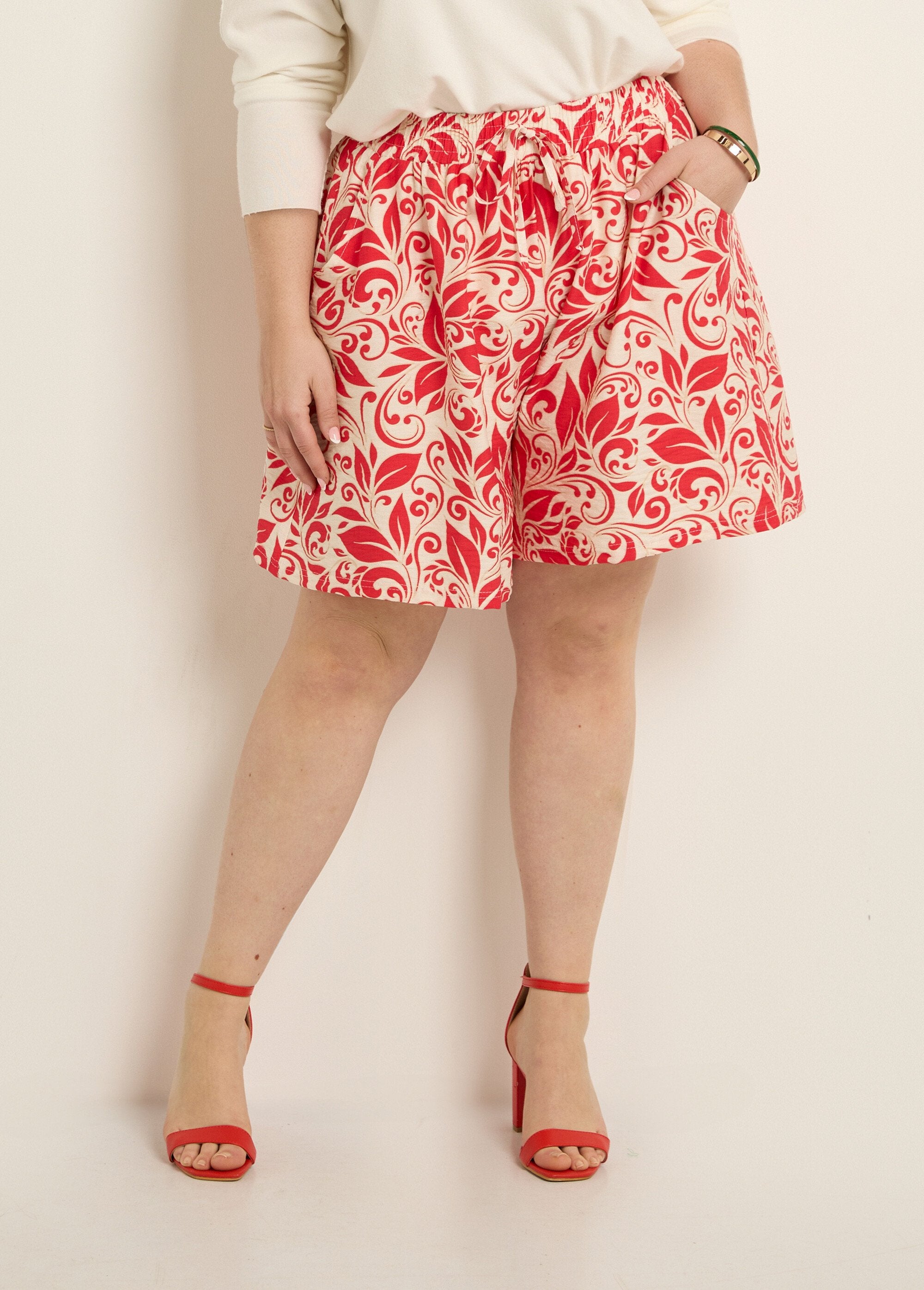 Shorts_anchos_estampados,_cintura_elástica._Crudo_y_rojo_FA1_curvy