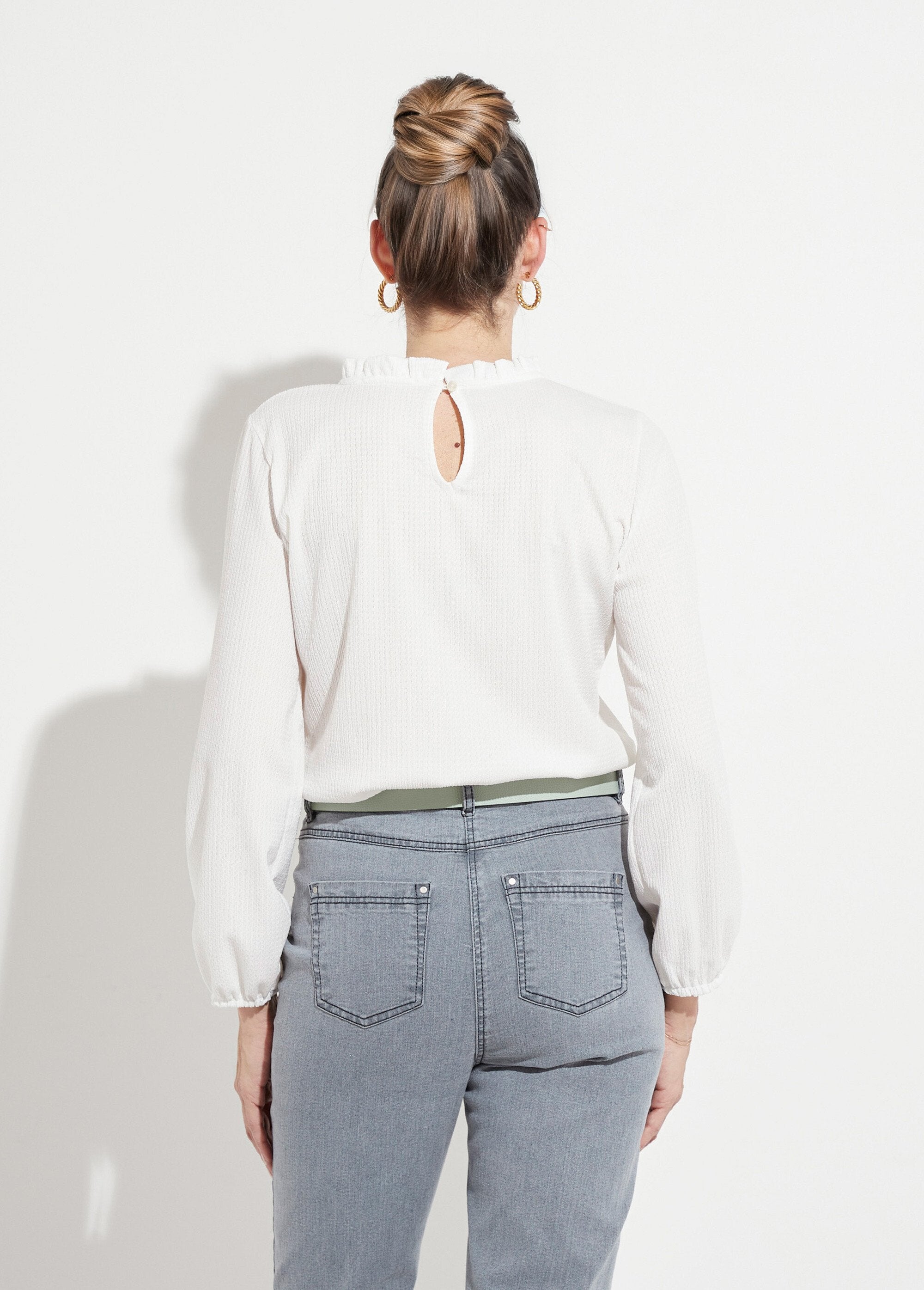 Camiseta_blanca_con_cuello_con_volantes_y_punto_gofre_Blanco,_Blanca_DO1_slim