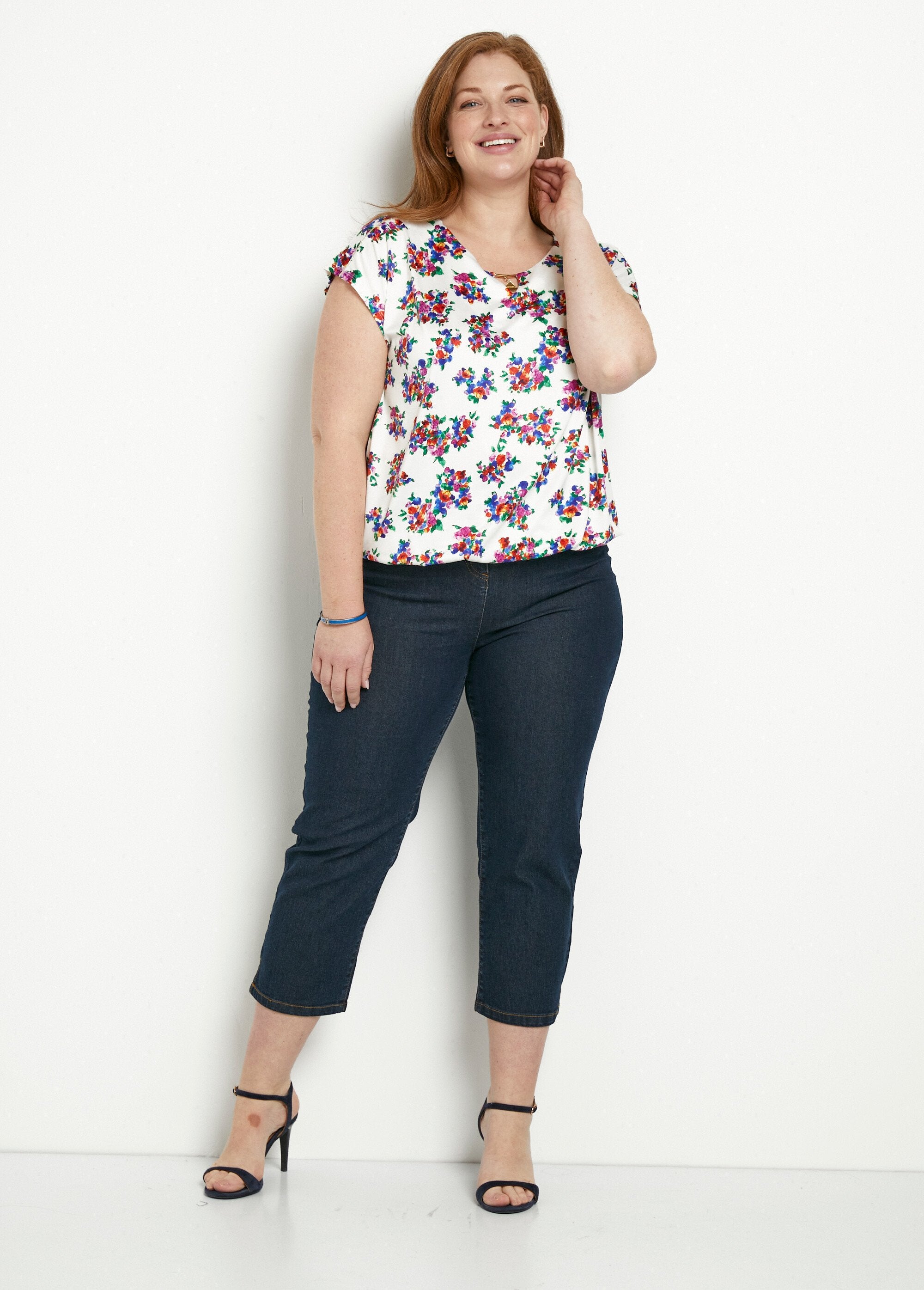 Blusa_con_cuello_joya_floral_Fondo_blanco_SF1_curvy