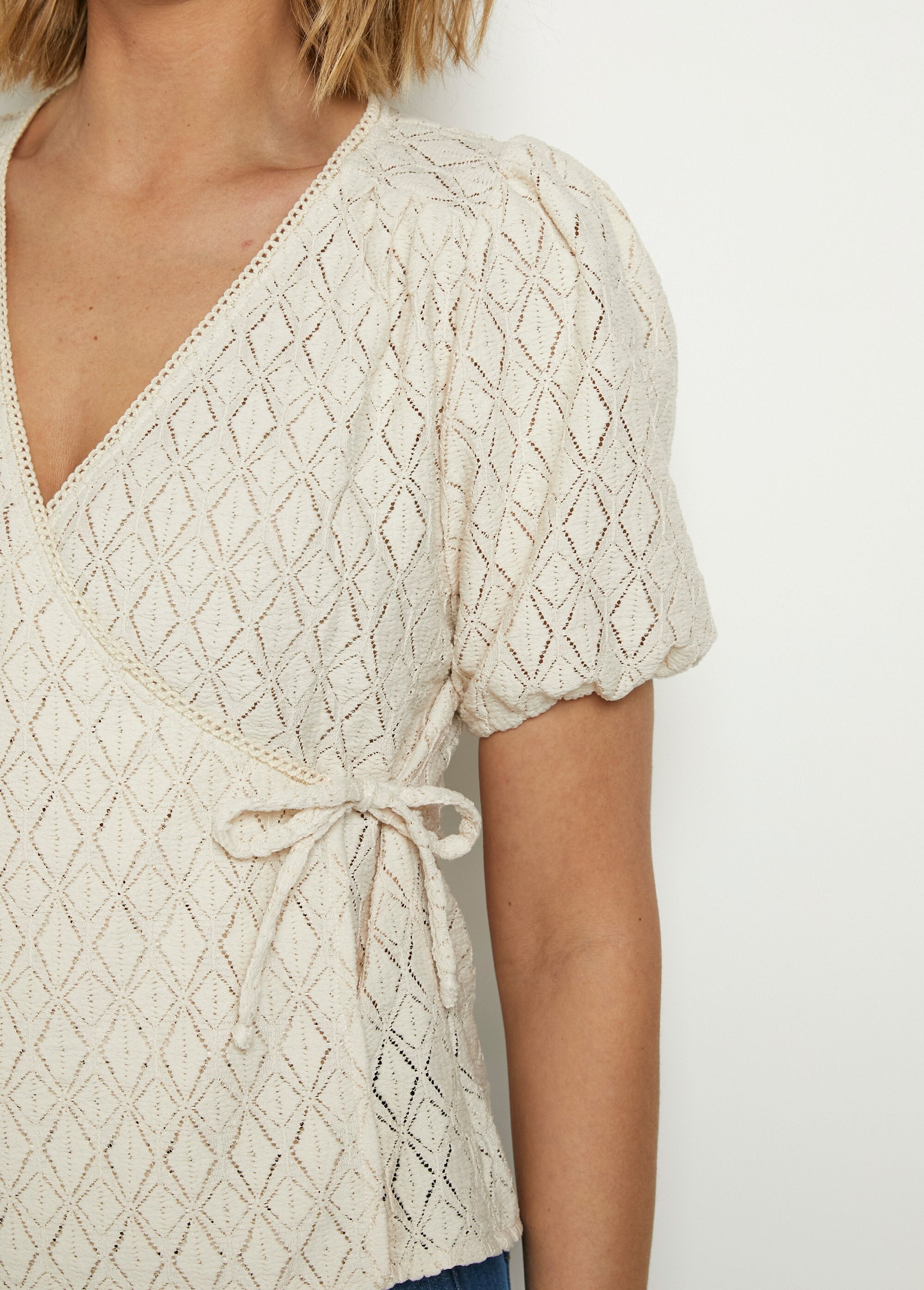 Camiseta_cruzada_con_mangas_abullonadas_Crudo_DE2_slim