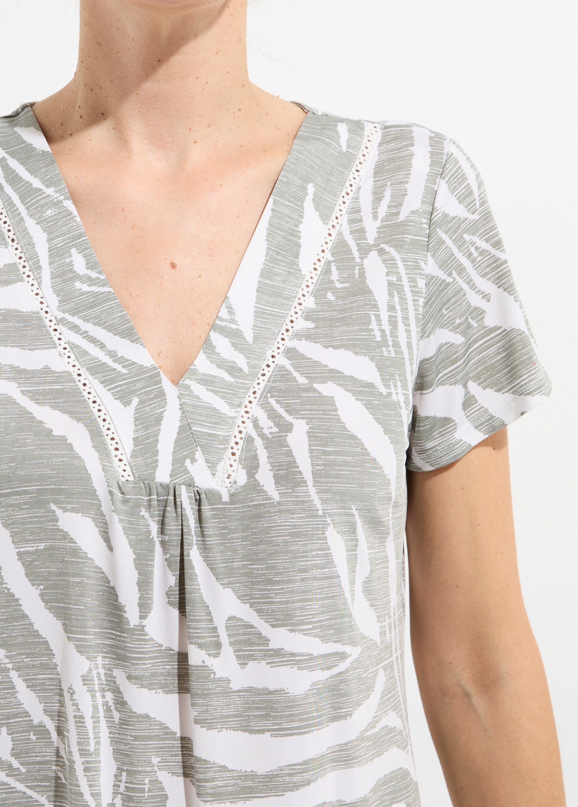 Camiseta_de_manga_corta_con_cuello_en_V_estampada._Verde_y_crudo_DE1_slim