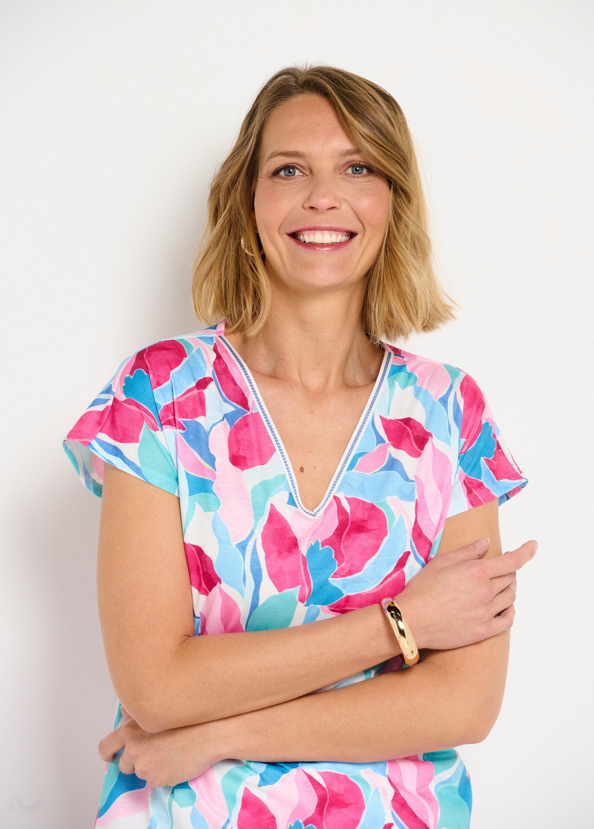 Camiseta_corta_con_cuello_en_V_y_estampado_brillante_azul_y_rosa_DE1_slim