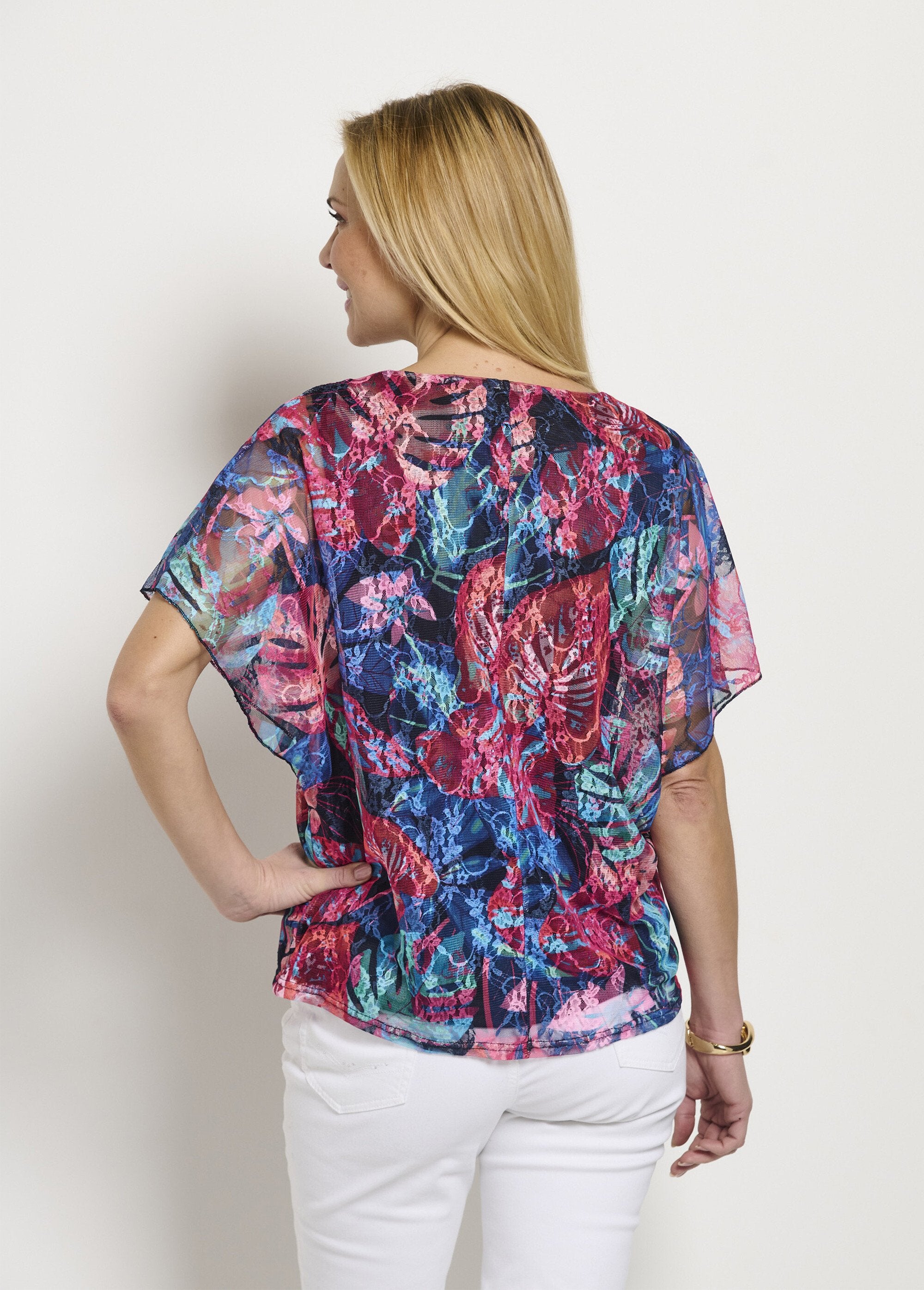 Camiseta_corta_con_cuello_en_V_y_encaje_estampado_Multicolor_DO1_slim